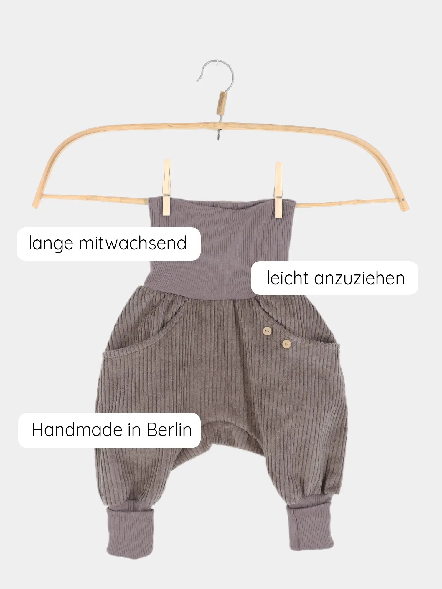 Knickerbocker Breitcord - Praline, eine Kinderhose aus grauem, geripptem Stoff mit hohem, elastischem Bund, Holzknöpfen, geräumigen Taschen und Rippenbündchen. Leicht anzuziehen, handgefertigt in Berlin.
