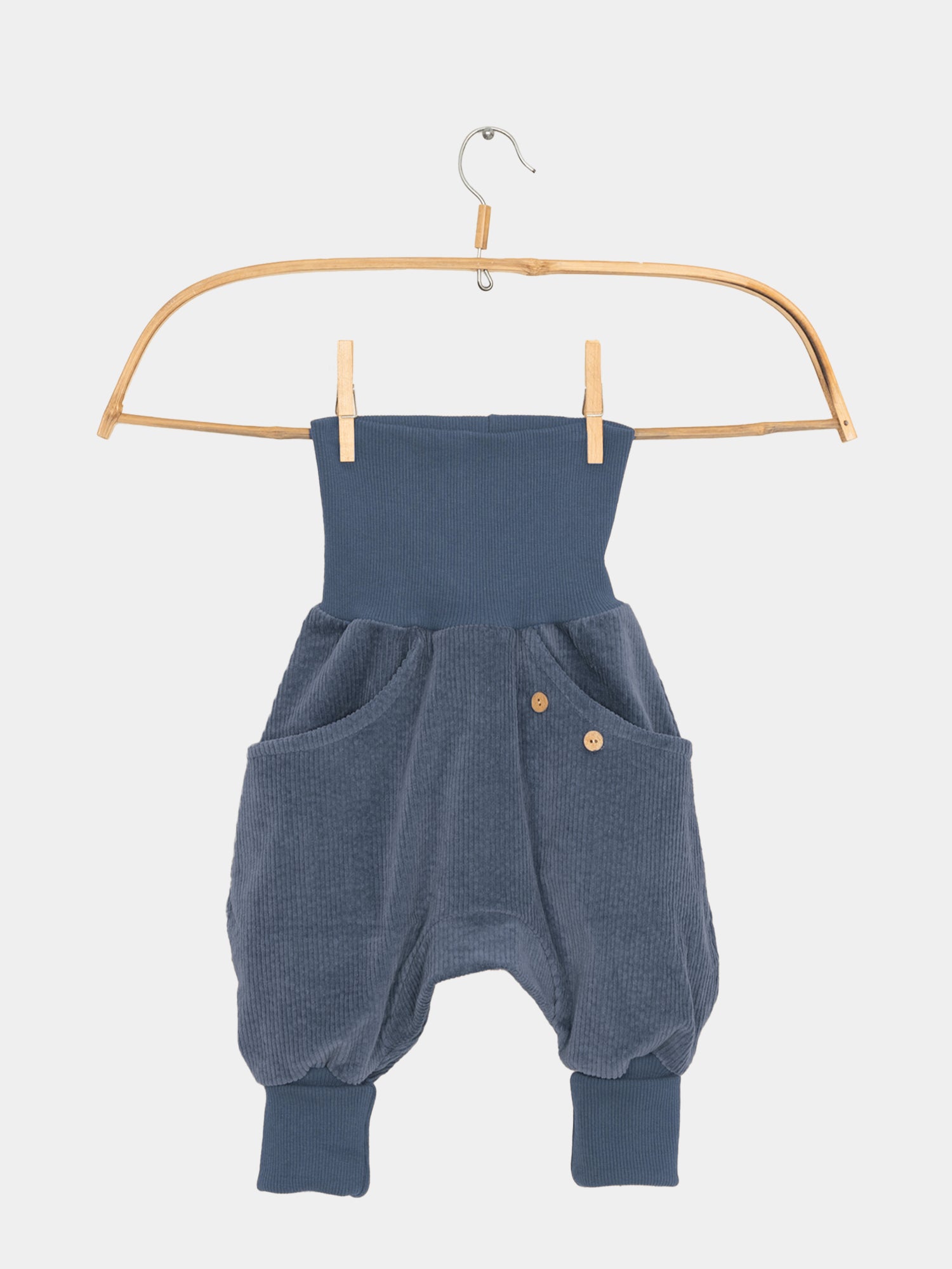 Knickerbocker Breitcord in Jeansblau – komfortable Kinderhose aus robustem Cord, ideal für jede Jahreszeit, mit großer Känguruh-Tasche und angenehmem Oversized-Schnitt.