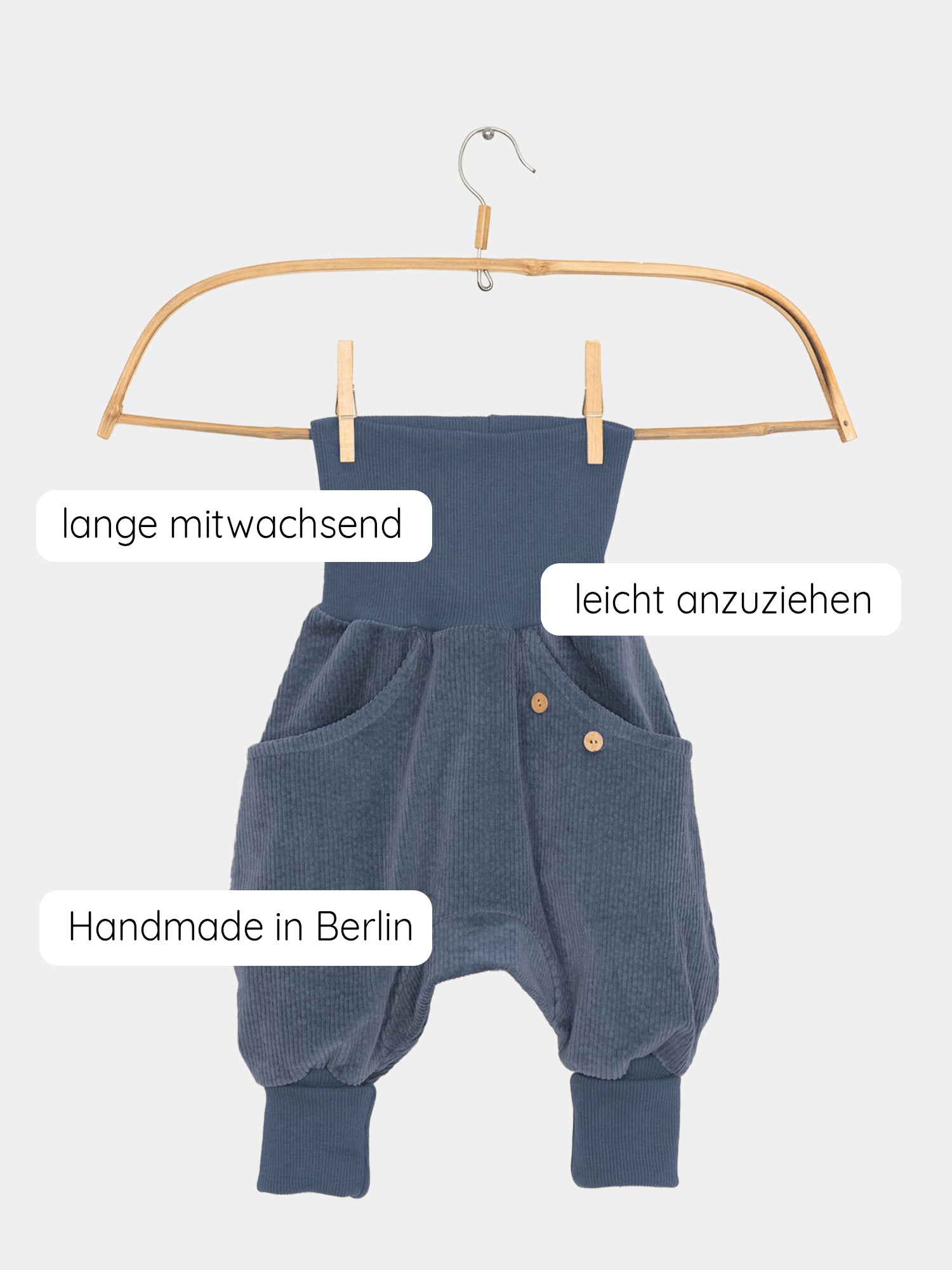 Detailansicht der Knickerbocker Breitcord in Jeansblau – weiches, elastisches Material für optimale Bewegungsfreiheit, perfekt für aktive Kinder.