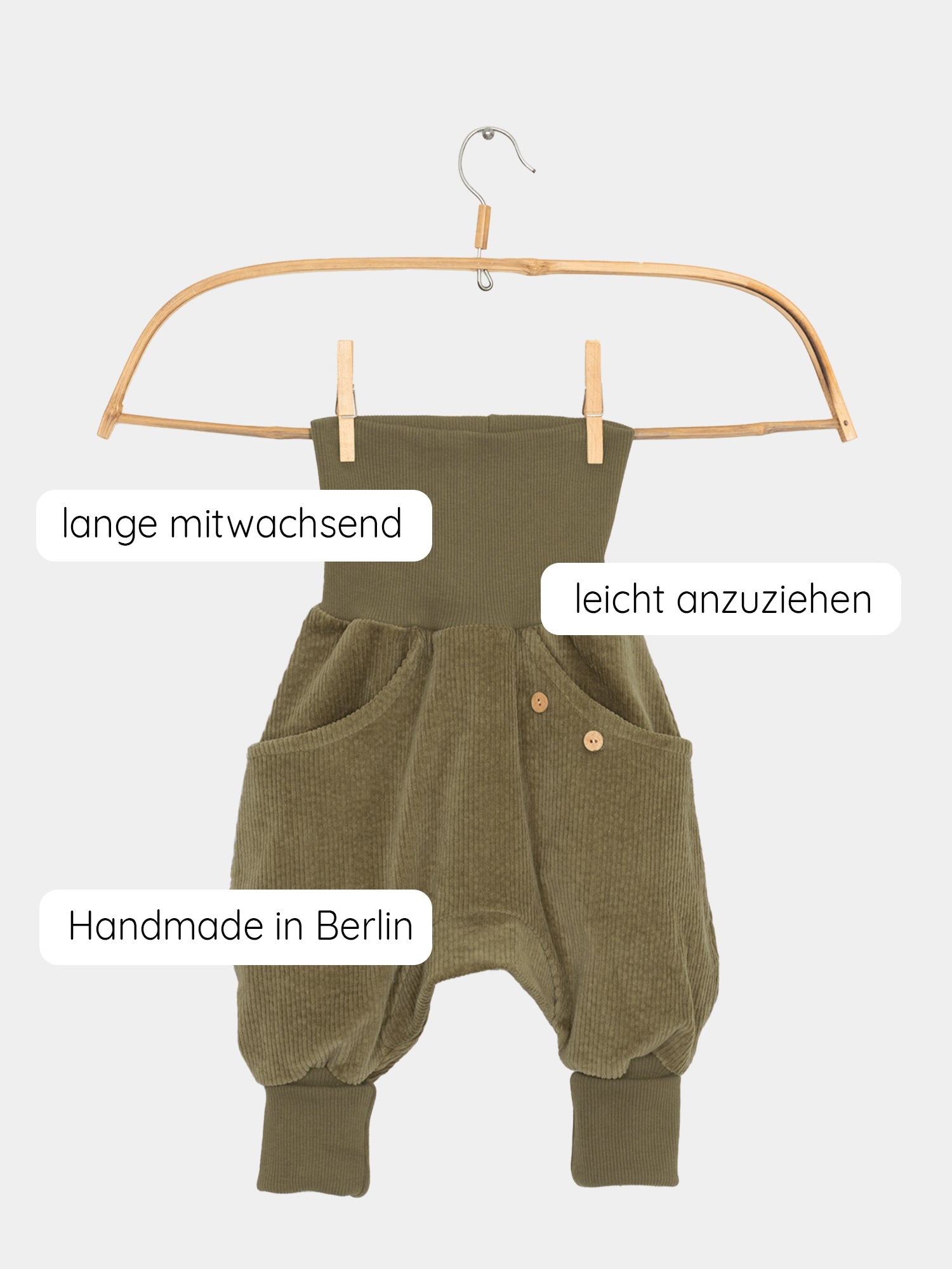 Knickerbocker Breitcord - Kiwi auf einem Kleiderbügel mit großen Känguru-Taschen, robustem Cordstoff, elastischen Bündchen und einem weiten Schnitt, der maximale Bewegungsfreiheit bietet.