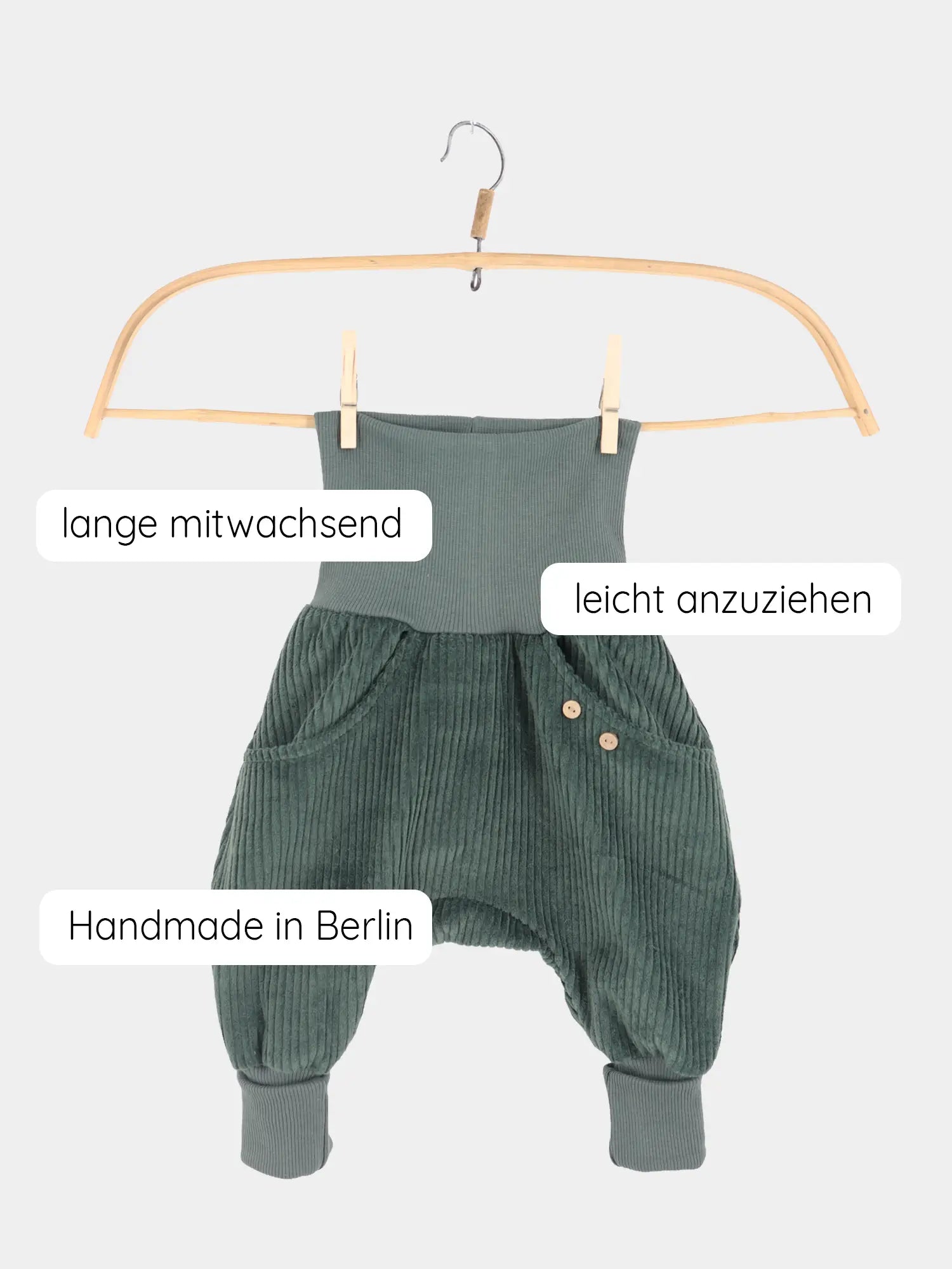 Knickerbocker Breitcord - Jade: Kinderharemshose aus waldgrünem Cord mit breitem, geripptem Bund und Manschetten. Mitwachsend, leicht anzuziehen, handgefertigt in Berlin. Zwei Taschen, zwei Holzknöpfe, auf Holzbügel präsentiert.