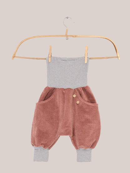 Knickerbocker Breitcord mit Ringelbündchen - Rosenholz auf einem Bügel, zeigt gestreifte Bündchen und eine große Känguruhtasche, ideal für Bewegungsfreiheit und Komfort. Bequeme Kinderhose.