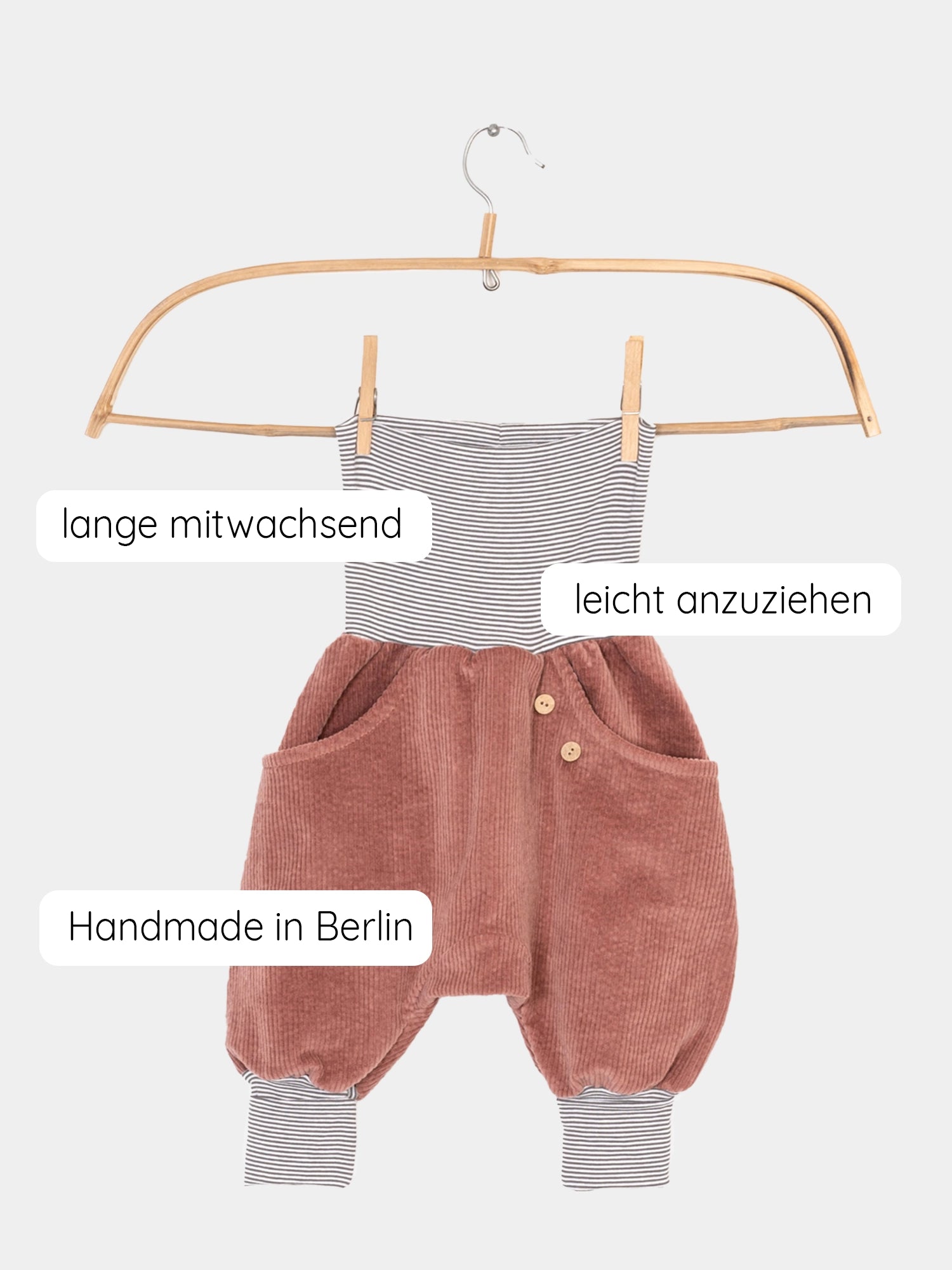 Knickerbocker Breitcord mit Ringelbündchen - Rosenholz: Eine bequeme, oversized Cordhose mit großer Känguru-Tasche und Bündchen für Bewegungsfreiheit und Wärme, ideal für jede Jahreszeit.