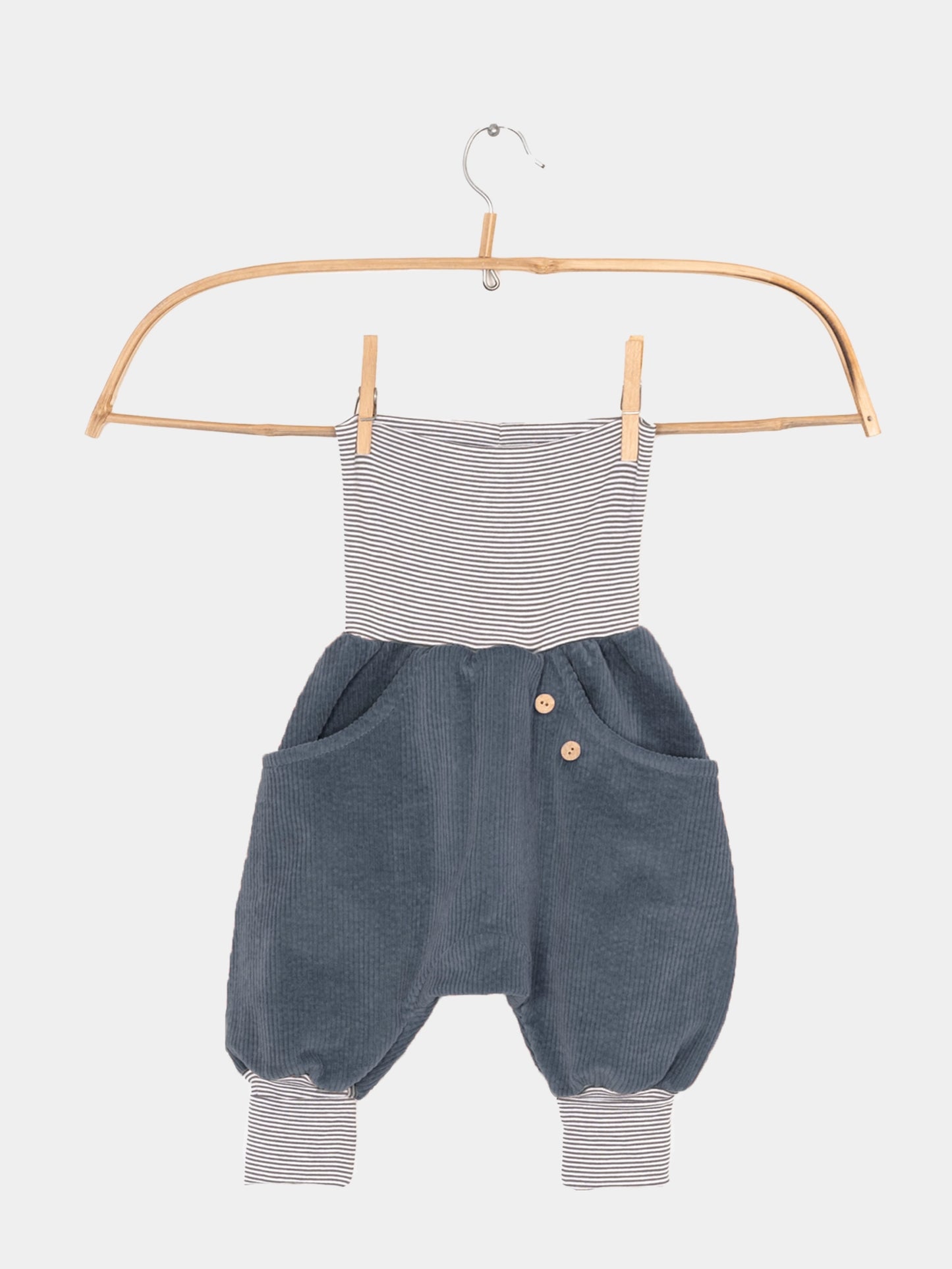 Knickerbocker Breitcord Stretch mit Ringelbündchen - Denim: Ein Kinderjumpsuit mit gestreiftem Jersey-Bodice, weichem Cordkörper, zwei Fronttaschen und dekorativen Holzknöpfen, handgemacht in Berlin für Komfort und Bewegungsfreiheit.