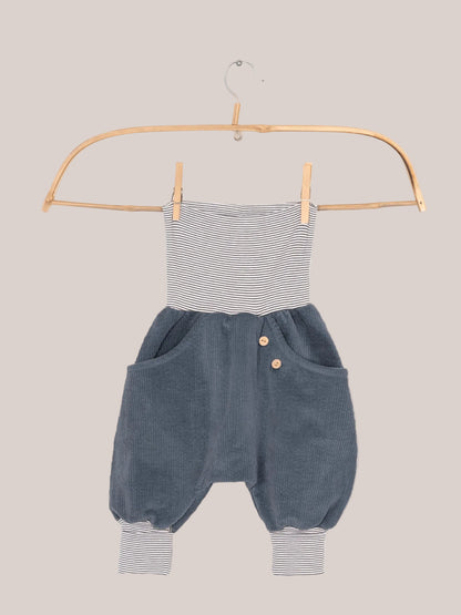 Knickerbocker Breitcord Stretch mit Ringelbündchen - Denim: Ein Kinderjumpsuit mit gestreiftem Jersey-Bodice, weichem Cordkörper, zwei Fronttaschen und dekorativen Holzknöpfen, handgemacht in Berlin für Komfort und Bewegungsfreiheit.