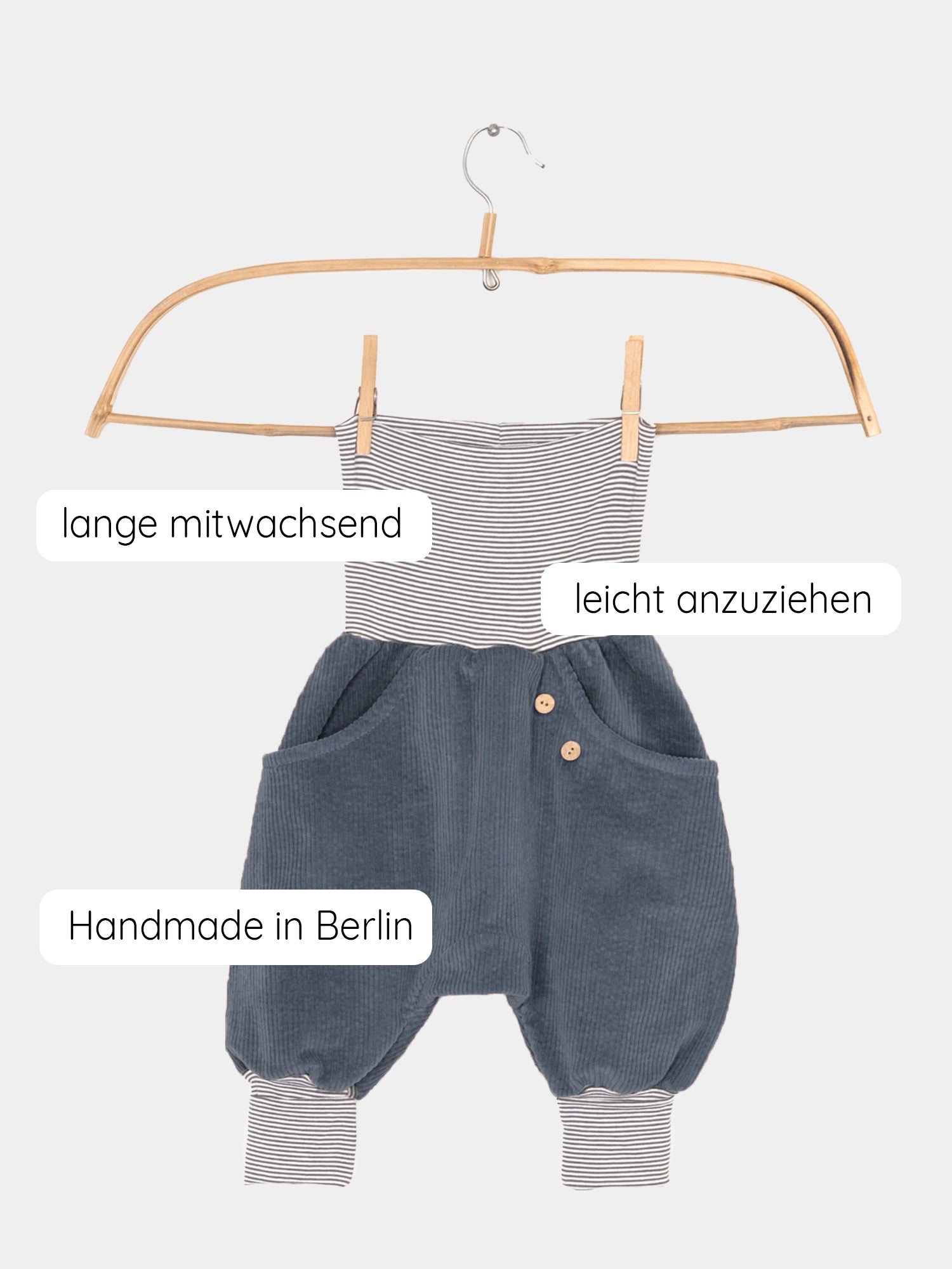 Knickerbocker Breitcord mit Ringelbündchen - Denim, präsentiert auf einem Kleiderbügel. Die Hose zeigt einen Oversized-Schnitt mit großen Känguru-Taschen, ideal für maximale Bewegungsfreiheit und Komfort.