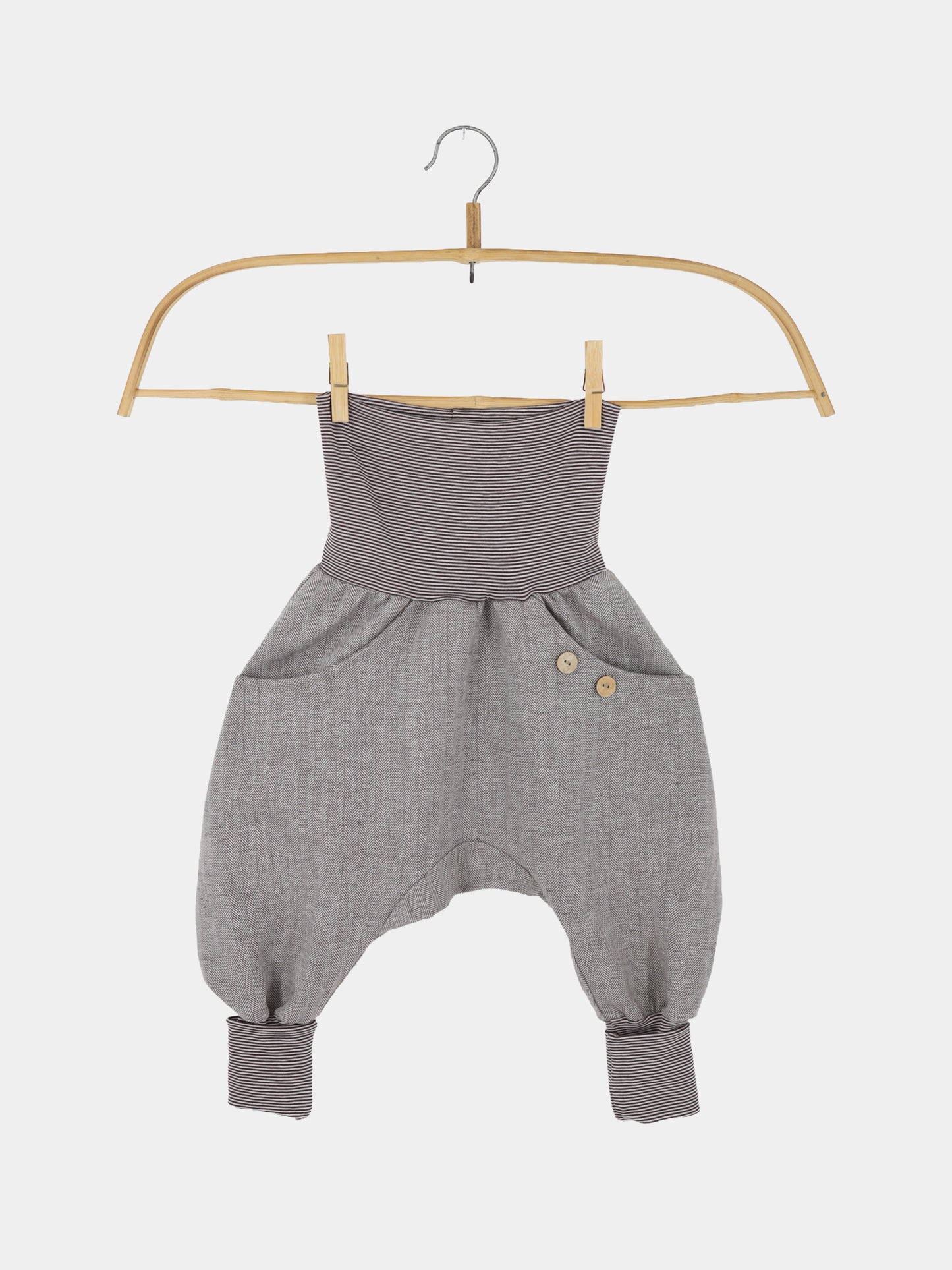 Knickerbocker Fischgrat aus Leinen/Baumwolle - mitwachsende Kinderhose - Praline, auf Holzbügel: Gestreiftes Oberteil, graue Hosen mit Fischgratstruktur, Taschen, Zierknöpfe, elastische Bündchen an den Knöcheln.