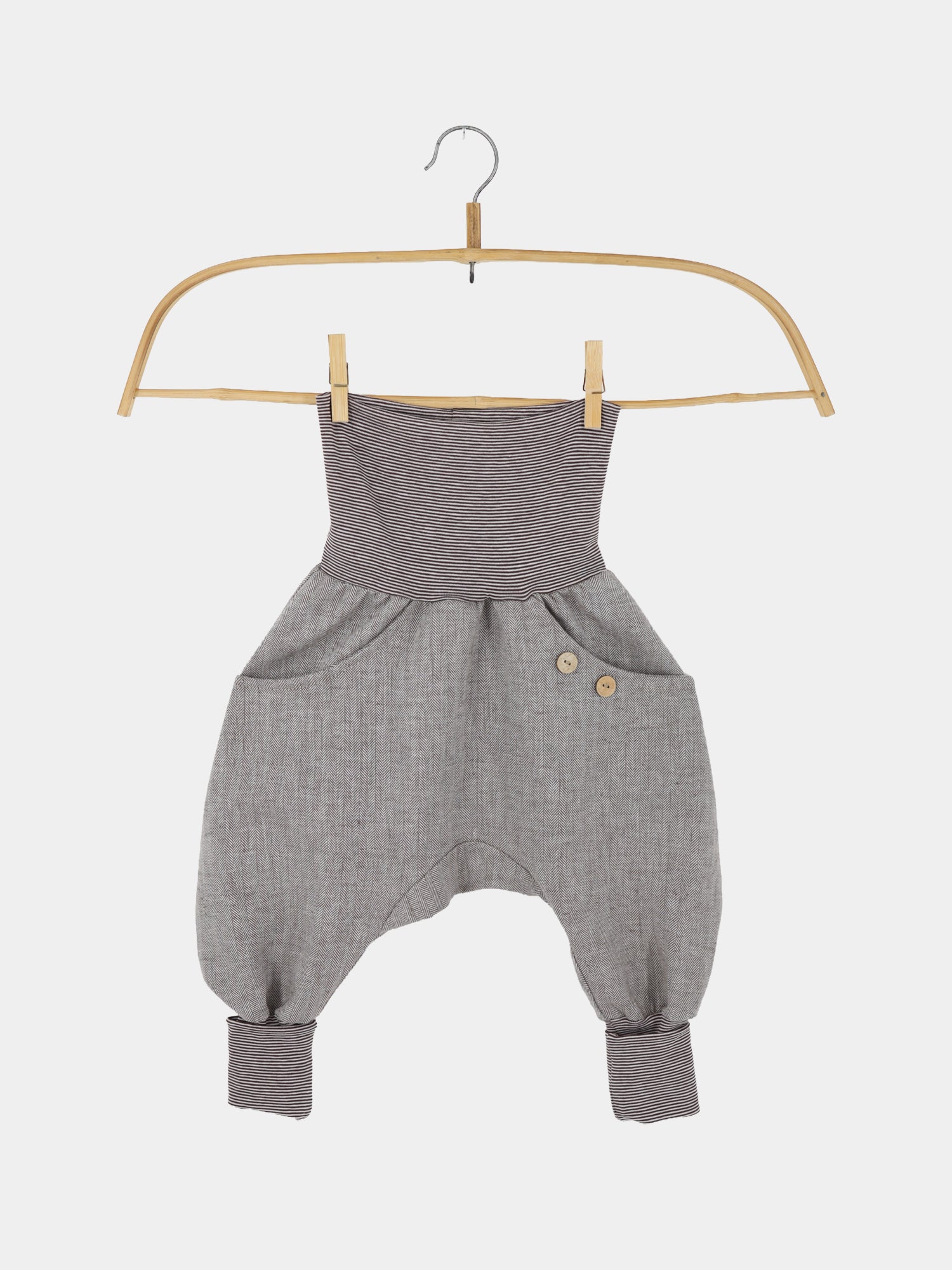 Knickerbocker Fischgrat aus Leinen/Baumwolle - mitwachsende Kinderhose - Praline, auf Holzbügel: Gestreiftes Oberteil, graue Hosen mit Fischgratstruktur, Taschen, Zierknöpfe, elastische Bündchen an den Knöcheln.