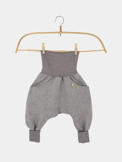 Knickerbocker Fischgrat aus Leinen/Baumwolle - mitwachsende Kinderhose - Praline, auf Holzbügel: Gestreiftes Oberteil, graue Hosen mit Fischgratstruktur, Taschen, Zierknöpfe, elastische Bündchen an den Knöcheln.