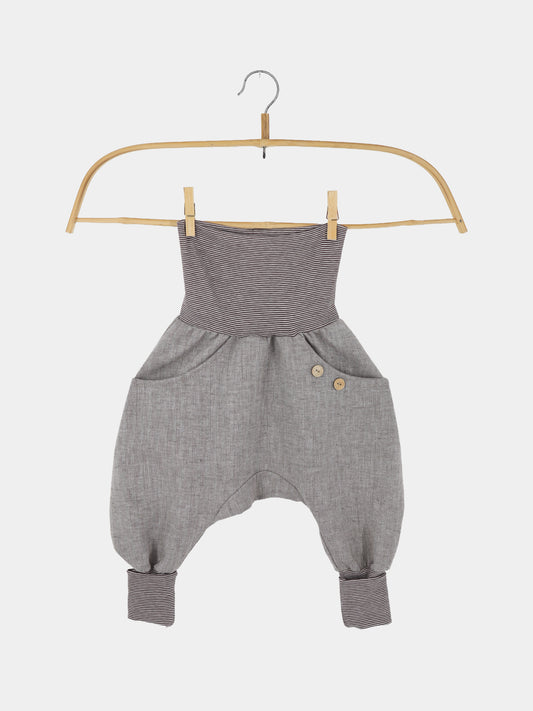 Knickerbocker Fischgrat aus Leinen/Baumwolle - mitwachsende Kinderhose - Praline, auf Holzbügel: Gestreiftes Oberteil, graue Hosen mit Fischgratstruktur, Taschen, Zierknöpfe, elastische Bündchen an den Knöcheln.