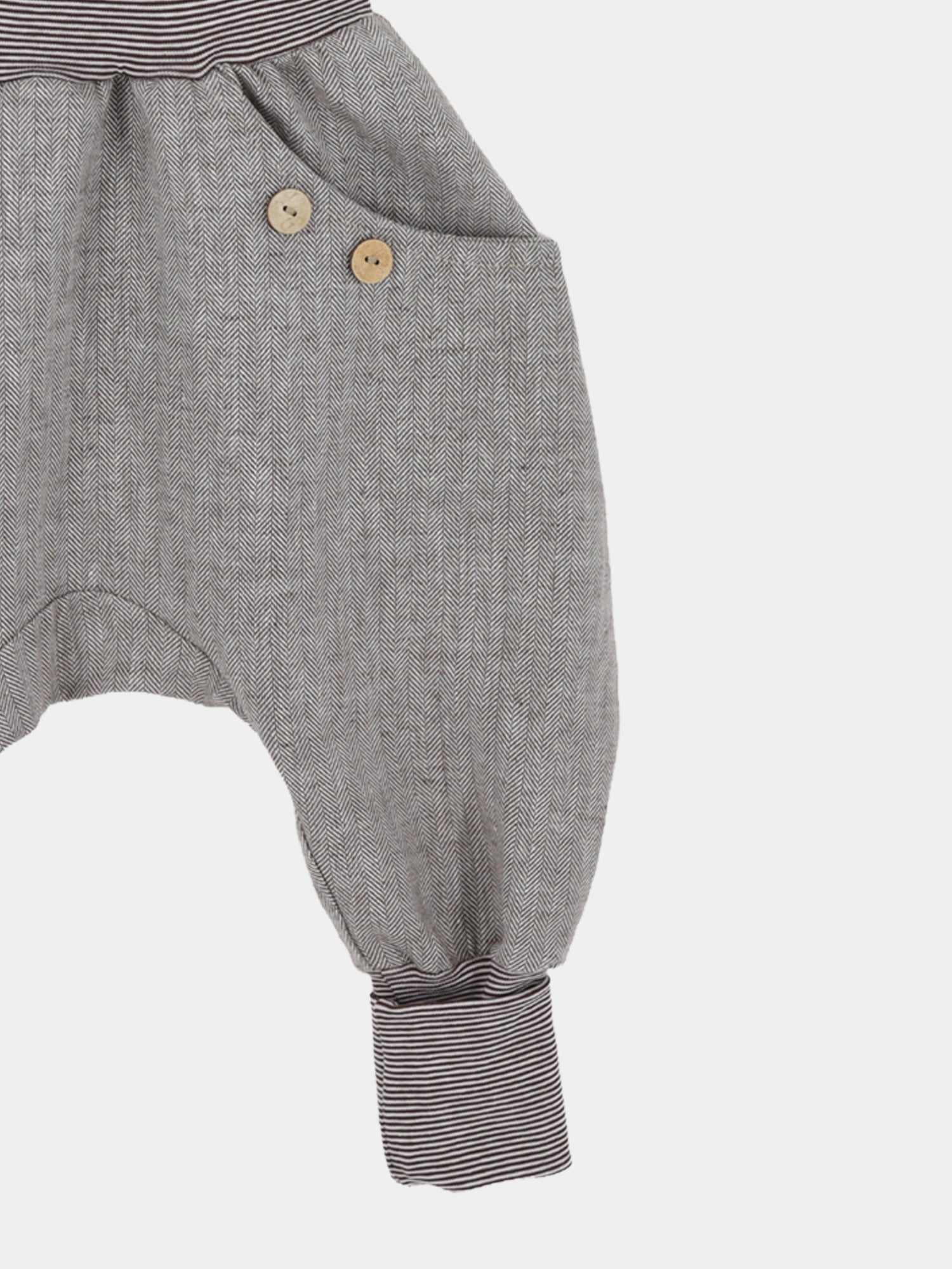Knickerbocker Fischgrat aus Leinen/Baumwolle - mitwachsende Kinderhose - Praline: Kinderhose mit grauem Fischgratmuster, Holzkopfknöpfen an der Tasche, ballonförmigen Beinen und gestreiften Bündchen. Ideal für Wachstum und Komfort.