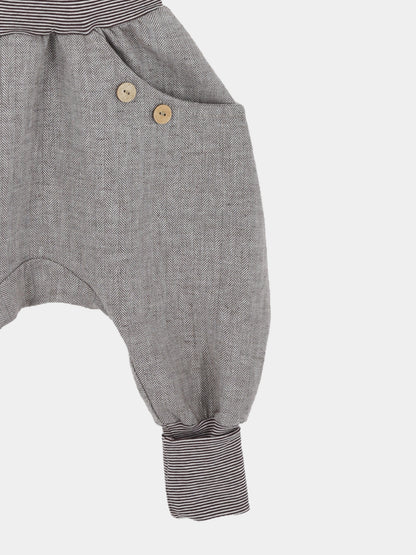 Knickerbocker Fischgrat aus Leinen/Baumwolle - mitwachsende Kinderhose - Praline: Kinderhose mit grauem Fischgratmuster, Holzkopfknöpfen an der Tasche, ballonförmigen Beinen und gestreiften Bündchen. Ideal für Wachstum und Komfort.