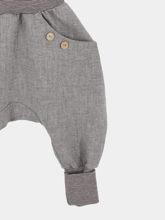 Knickerbocker Fischgrat aus Leinen/Baumwolle - mitwachsende Kinderhose - Praline: Kinderhose mit grauem Fischgratmuster, Holzkopfknöpfen an der Tasche, ballonförmigen Beinen und gestreiften Bündchen. Ideal für Wachstum und Komfort.