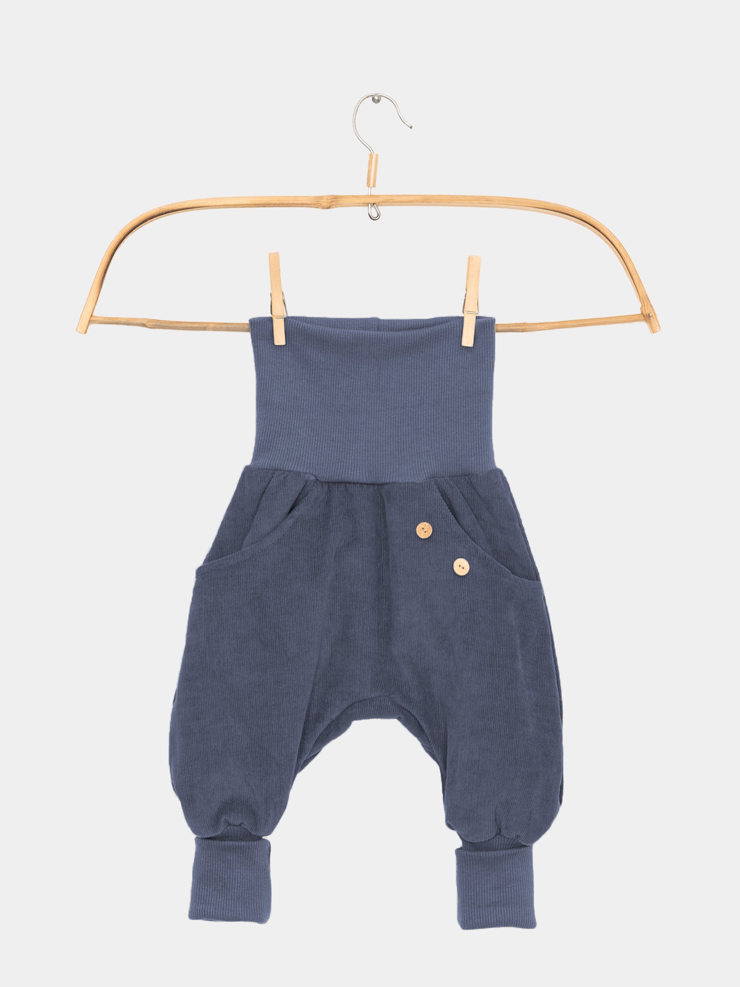Knickerbocker Feincord in Blaubeere für aktive Kinder, aus hochwertigem Baumwollcord, ideal für Spielplatz und Zuhause, handgemacht in Berlin.