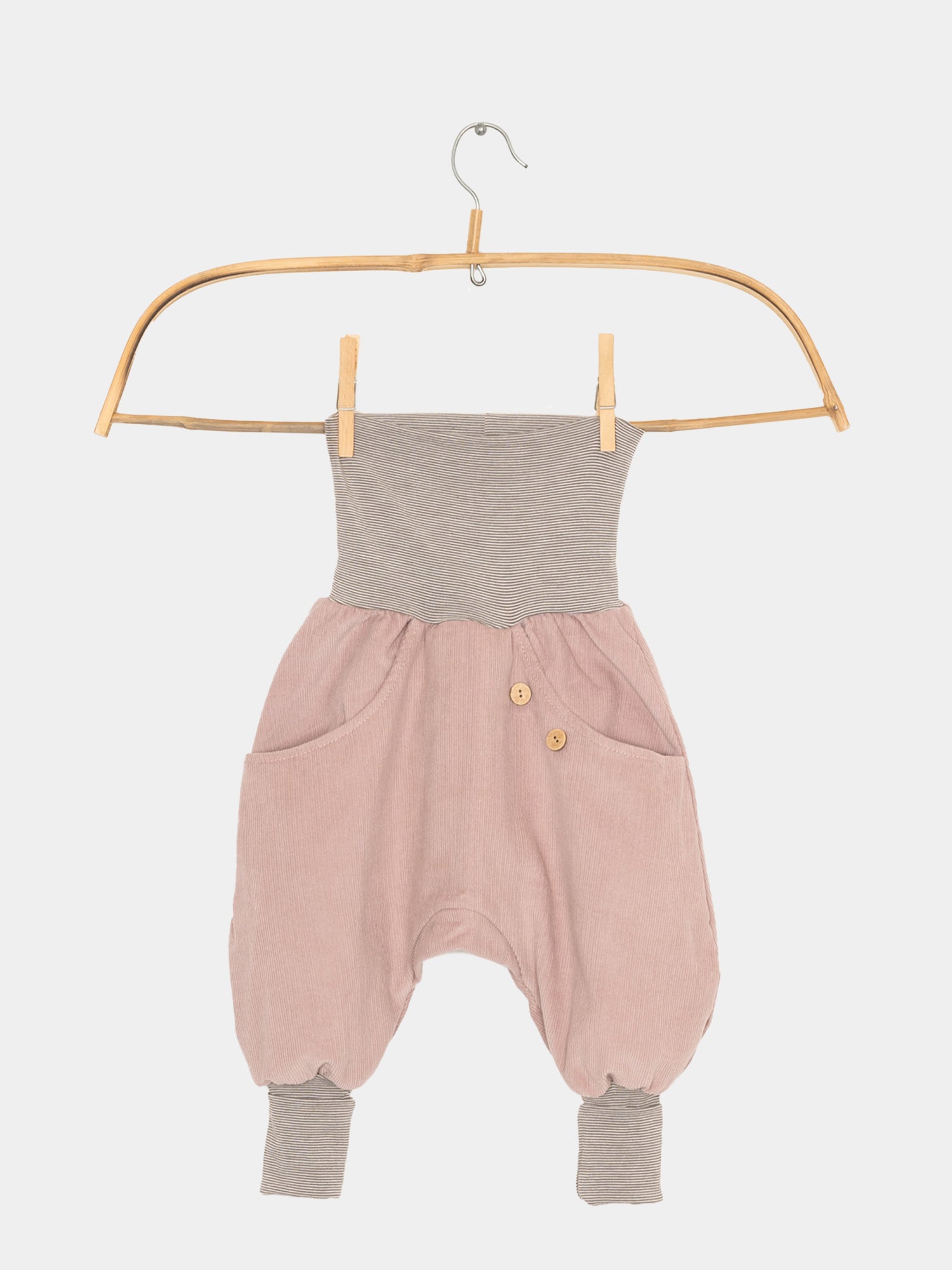 Knickerbocker Feincord Ringel - Rosé: Einteiler für Babys mit grauweiß gestreiftem Oberteil und roséfarbenem Cord-Unterteil. Ausgestattet mit Patch-Taschen und Holzknöpfen, ideal für Komfort und Bewegungsfreiheit.