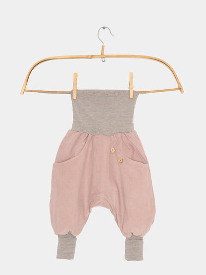 Knickerbocker Feincord Ringel - Rosé: Einteiler für Babys mit grauweiß gestreiftem Oberteil und roséfarbenem Cord-Unterteil. Ausgestattet mit Patch-Taschen und Holzknöpfen, ideal für Komfort und Bewegungsfreiheit.