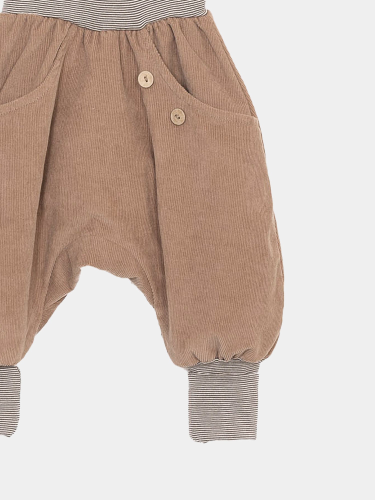 Knickerbocker Feincord Ringel - Weizen: Kinderharemshose aus braunem Cord mit gestreiftem Bund und Bündchen, zwei Fronttaschen, zwei Holzknöpfen, ideal für Komfort und Bewegungsfreiheit.