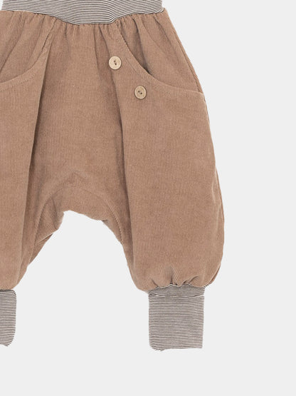 Knickerbocker Feincord Ringel - Weizen: Kinderharemshose aus braunem Cord mit gestreiftem Bund und Bündchen, zwei Fronttaschen, zwei Holzknöpfen, ideal für Komfort und Bewegungsfreiheit.