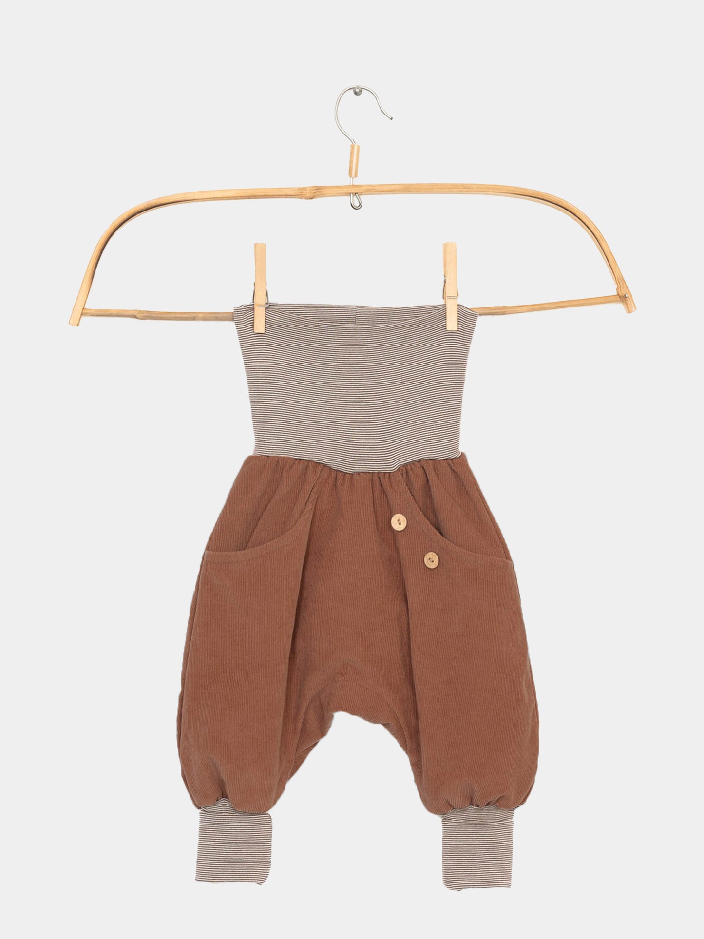 Knickerbocker Feincord Ringel - Rost: Einteiler mit gestreiftem, elastischem Oberteil und braunen Cordhosen im Harem-Stil, Patch-Taschen und Holzknöpfen, ideal für aktive Kinder.