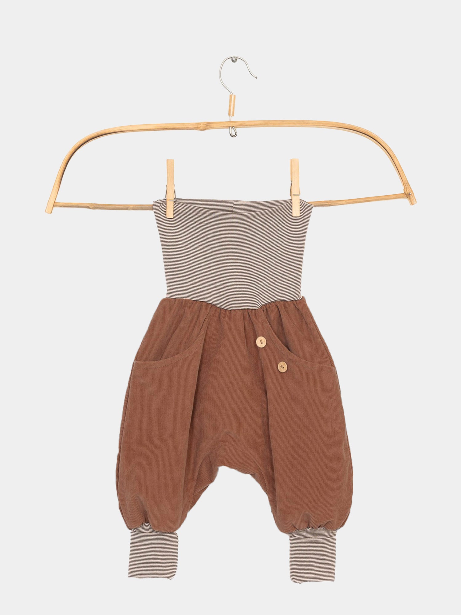 Knickerbocker Feincord Ringel - Rost: Einteiler mit gestreiftem, elastischem Oberteil und braunen Cordhosen im Harem-Stil, Patch-Taschen und Holzknöpfen, ideal für aktive Kinder.