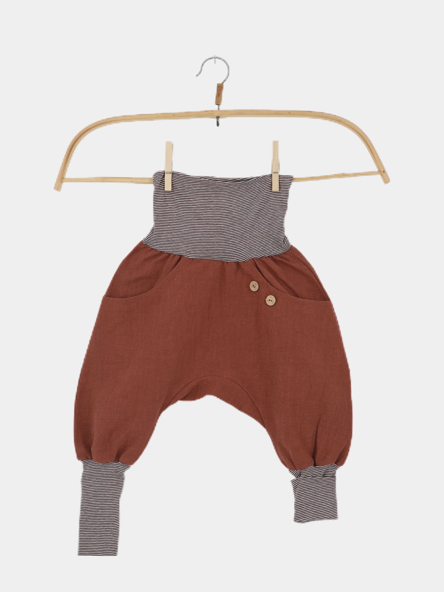 Knickerbocker Leinen - Ziegel: Kinder-Haremshose mit tiefem Schnitt, breitem Streifenbund, zwei Knöpfen, Seitentaschen und elastischen Bündchen. Ideal für Komfort und Langlebigkeit, handgefertigt in Berlin.