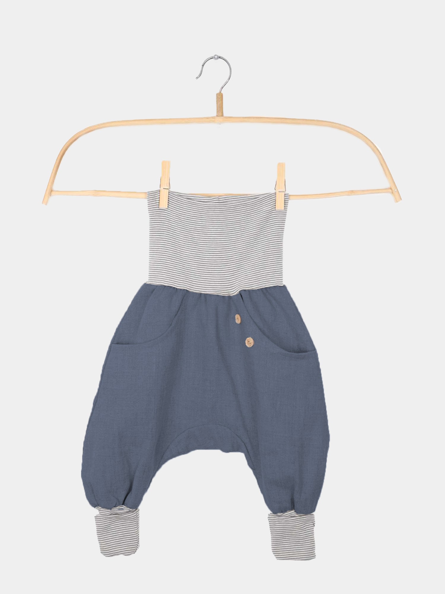 Knickerbocker Leinen - Blaubeere auf einem Kleiderbügel, zeigt eine luftige Passform mit Kängurutasche, ideal für den Sommer, gefertigt aus robustem, atmungsaktivem Leinen.