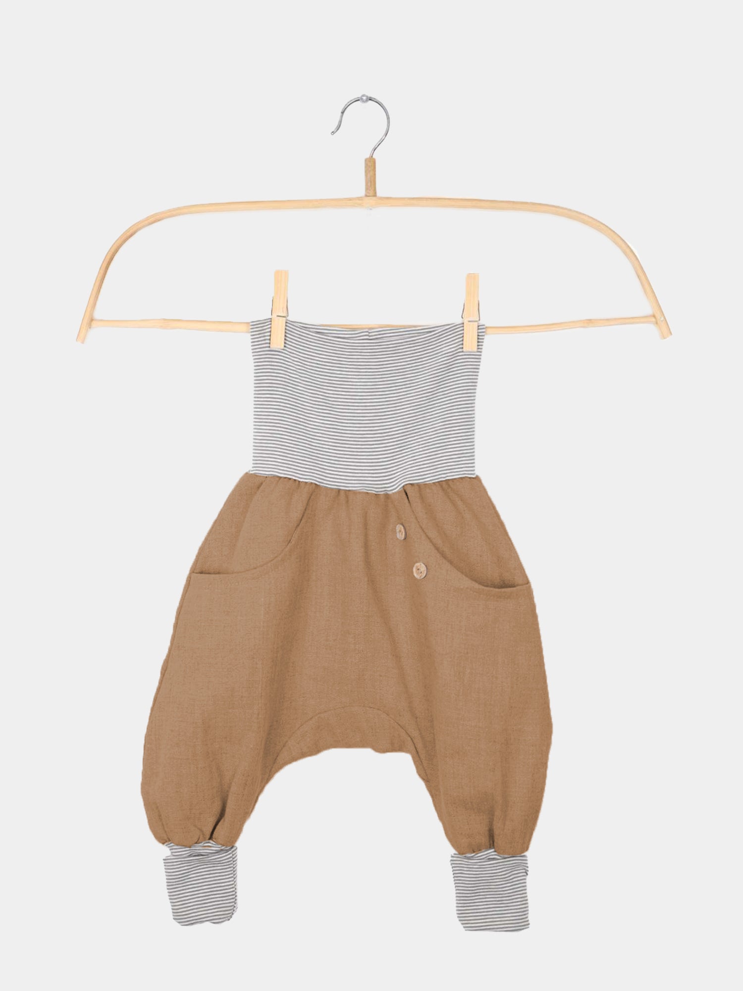 Knickerbocker Leinen - Weizen: Kinder-Jumpsuit mit grau-weiß gestreiftem Oberteil, weiten, leinenartigen braunen Hosen, zwei Vordertaschen, dekorativen Holzknöpfen und gestreiften Bündchen, ideal für aktive Abenteuer.