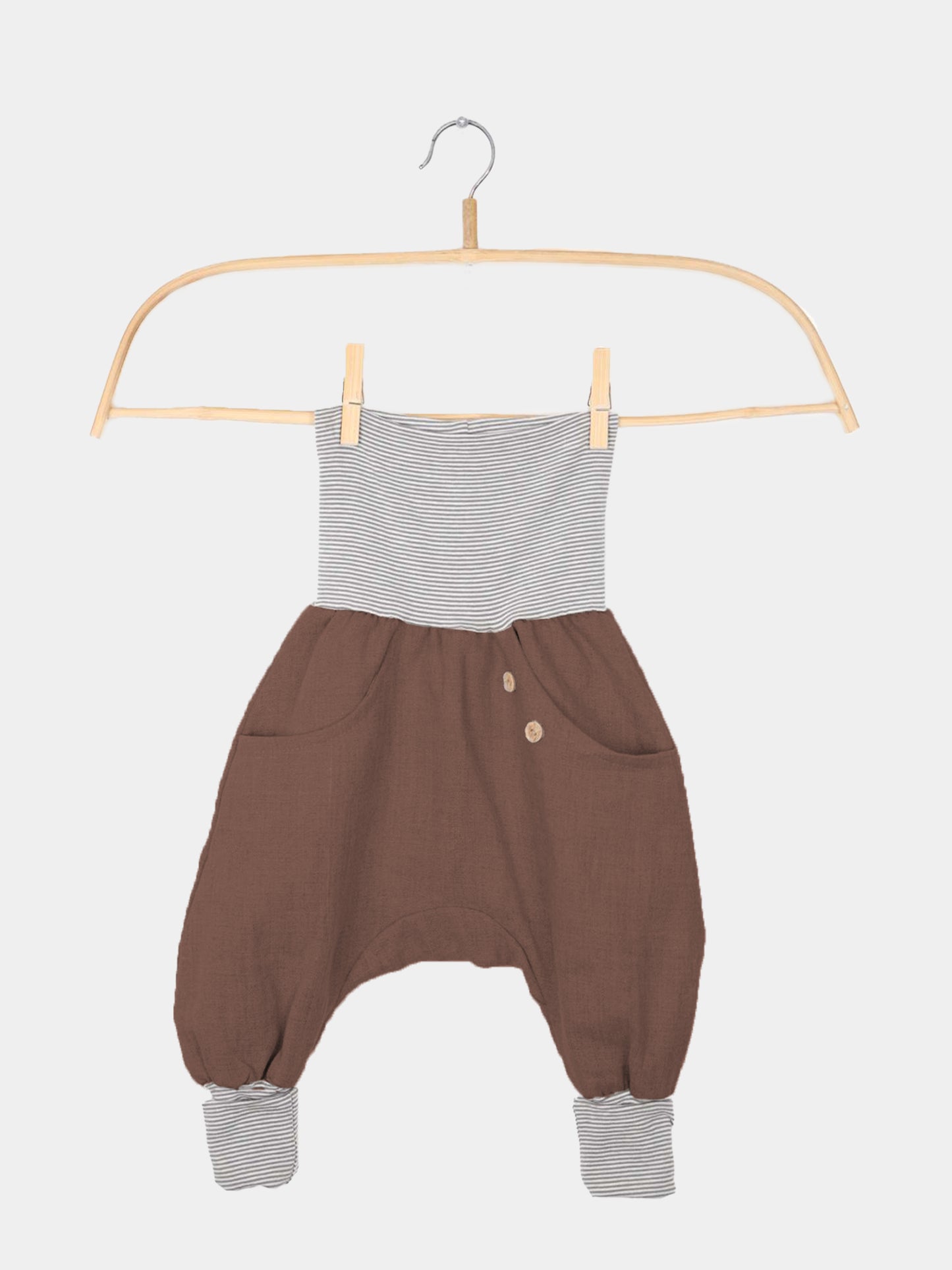 Knickerbocker Leinen - Erde auf einem Kleiderbügel, aus reinem, gewaschenem Leinen mit weitem Schnitt und Kängurutasche, ideal für heiße Sommertage.