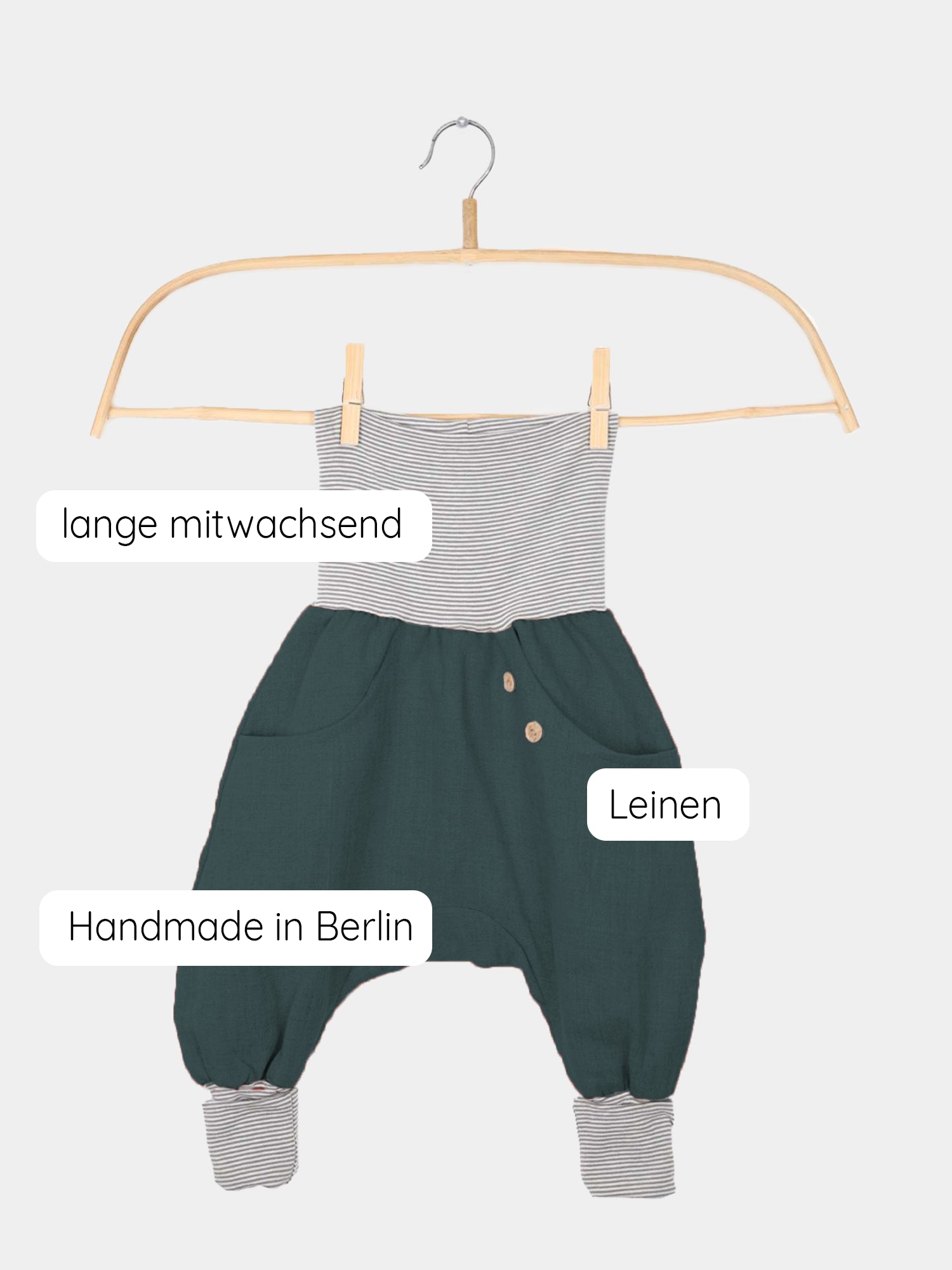 Nahaufnahme der Knickerbocker Leinen - Petrol, aus gewaschenem Leinen, mit weitem Schnitt und Krempelbündchen, großer Kängurutasche, ideal für sommerliche Tage, handgefertigt in Berlin.
