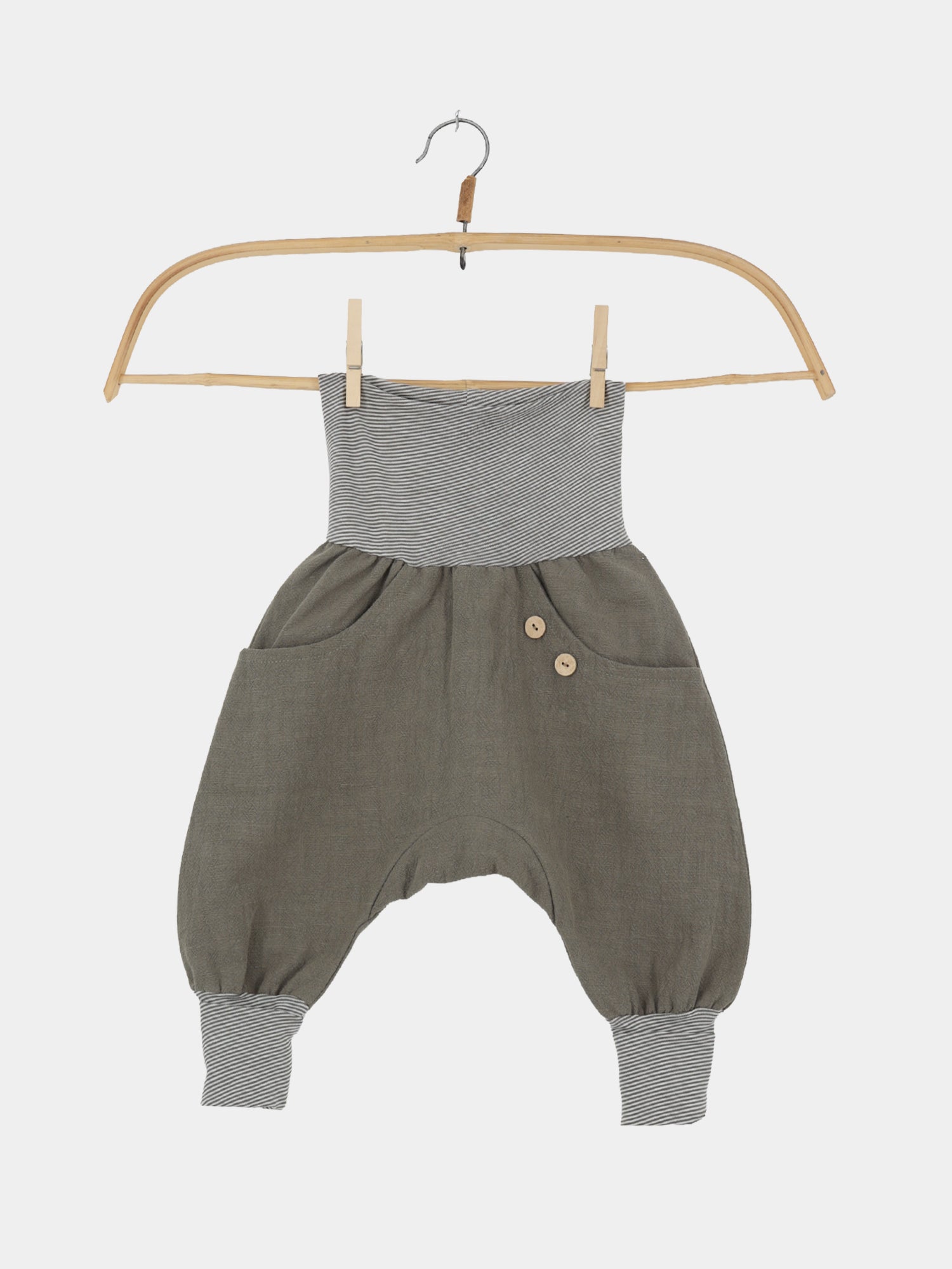 Knickerbocker Leinen - Oliv: Kinderhosen in Harem-Stil aus olivfarbenem Leinen mit grauweiß gestreiftem Bund und Knöchelbündchen, verziert mit zwei Holzknöpfen, ideal für aktive Abenteurer.