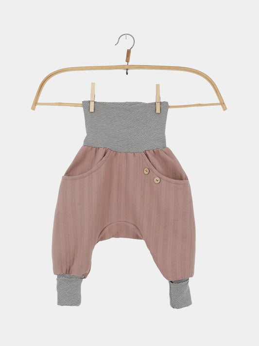 Knickerbocker Musselin aus 100% Bio-Baumwolle - Puder: Luftige Haremshose für Kinder mit rosafarbenem Musselin, schwarz-weiß gestreiftem Bund und Knöcheln, zwei Holzknöpfen und Taschen, ideal für Sommerabenteuer.