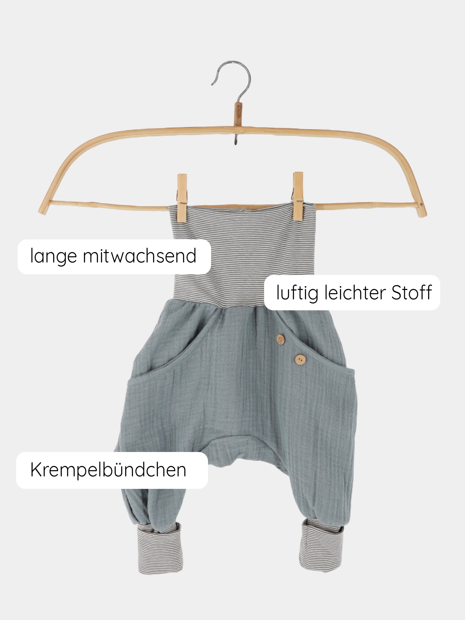 Knickerbocker Musselin aus 100% Baumwolle - Eisblau, eine luftige, leichte Sommerhose für Kinder, gefertigt aus nachhaltigem Musselin. Ideal für Bewegungsfreiheit und Hautkomfort in der warmen Jahreszeit.