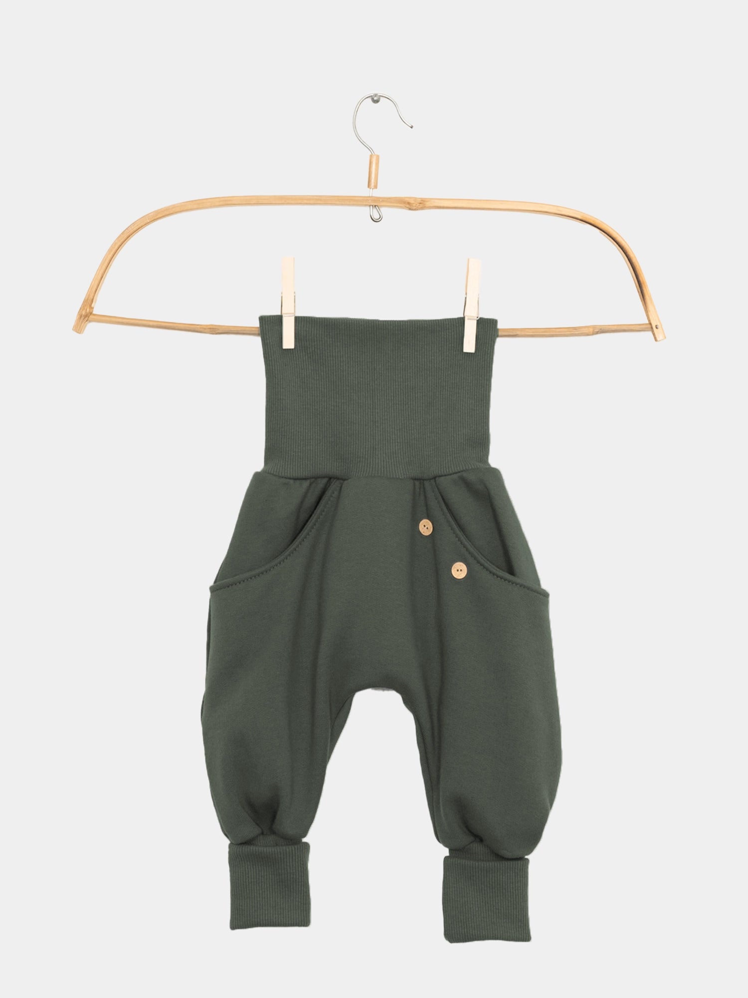 Knickerbocker Bio-Sweat - Avocado: Lässige Hose mit klassischem PETIT COCHON Schnitt, großer Kängurutasche und Krempelbündchen. Perfekt für Bewegungsfreiheit und Komfort, ideal für den Alltag.