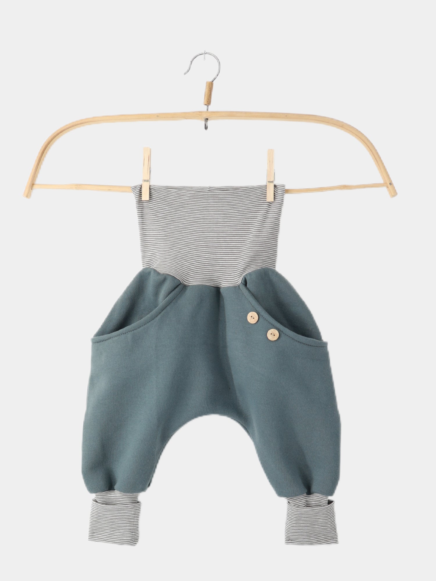 Knickerbocker Bio-Sweat mit Ringelbündchen - Taube: Kinderharemshose aus weichem Strick, mit tiefem Schritt, gestreiftem Bund und Knöcheln, vorderen Taschen, Holzknöpfen, ideal für Bewegungsfreiheit und Tragekomfort.