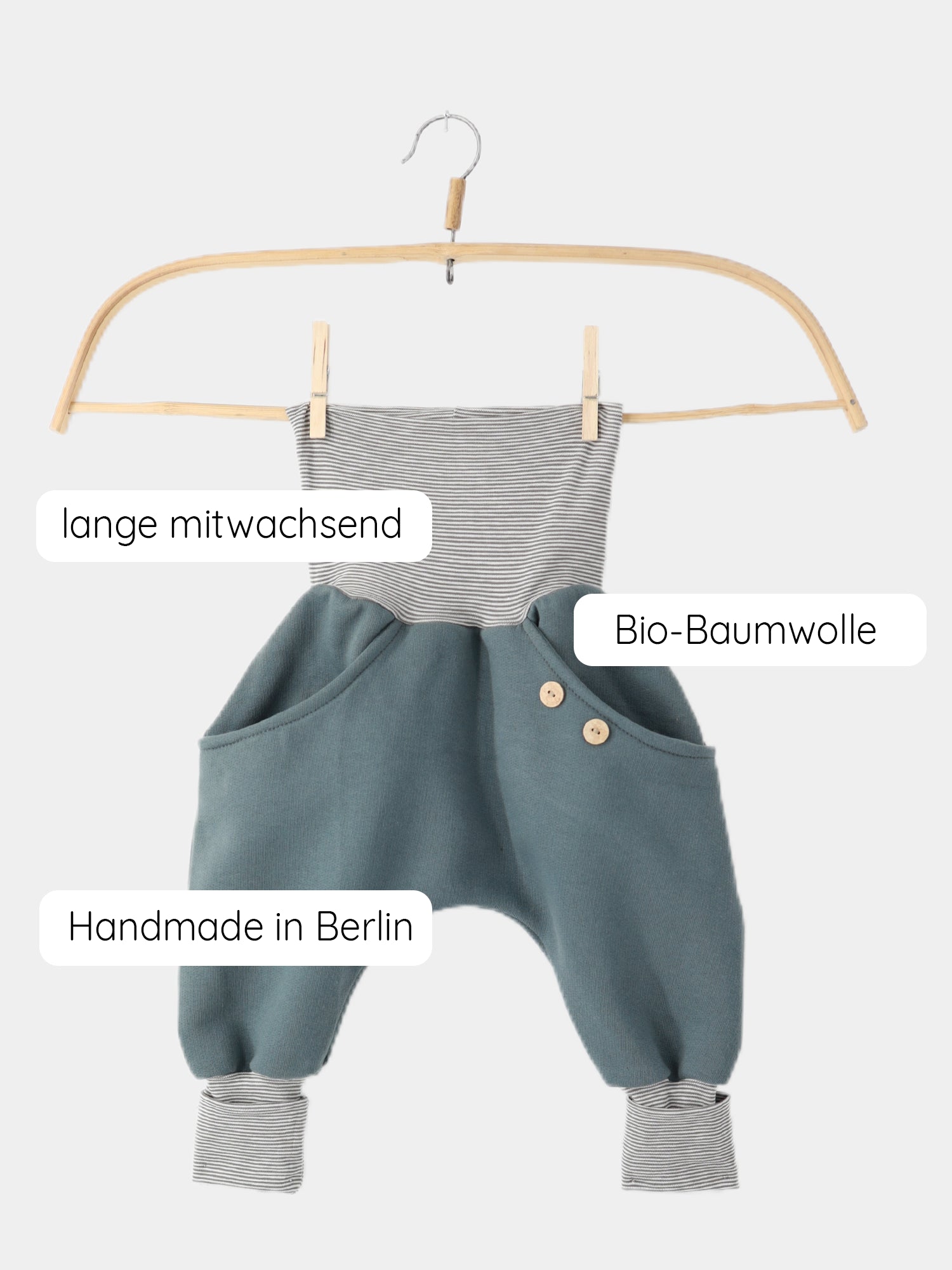 Knickerbocker Bio-Sweat mit Ringelbündchen - Taube: Kinder-Haremshose aus weichem, teal-farbenem Bio-Baumwollstoff, mit grauen, dehnbaren Bündchen, großen Taschen und handgefertigtem Handmade in Berlin-Abzeichen.