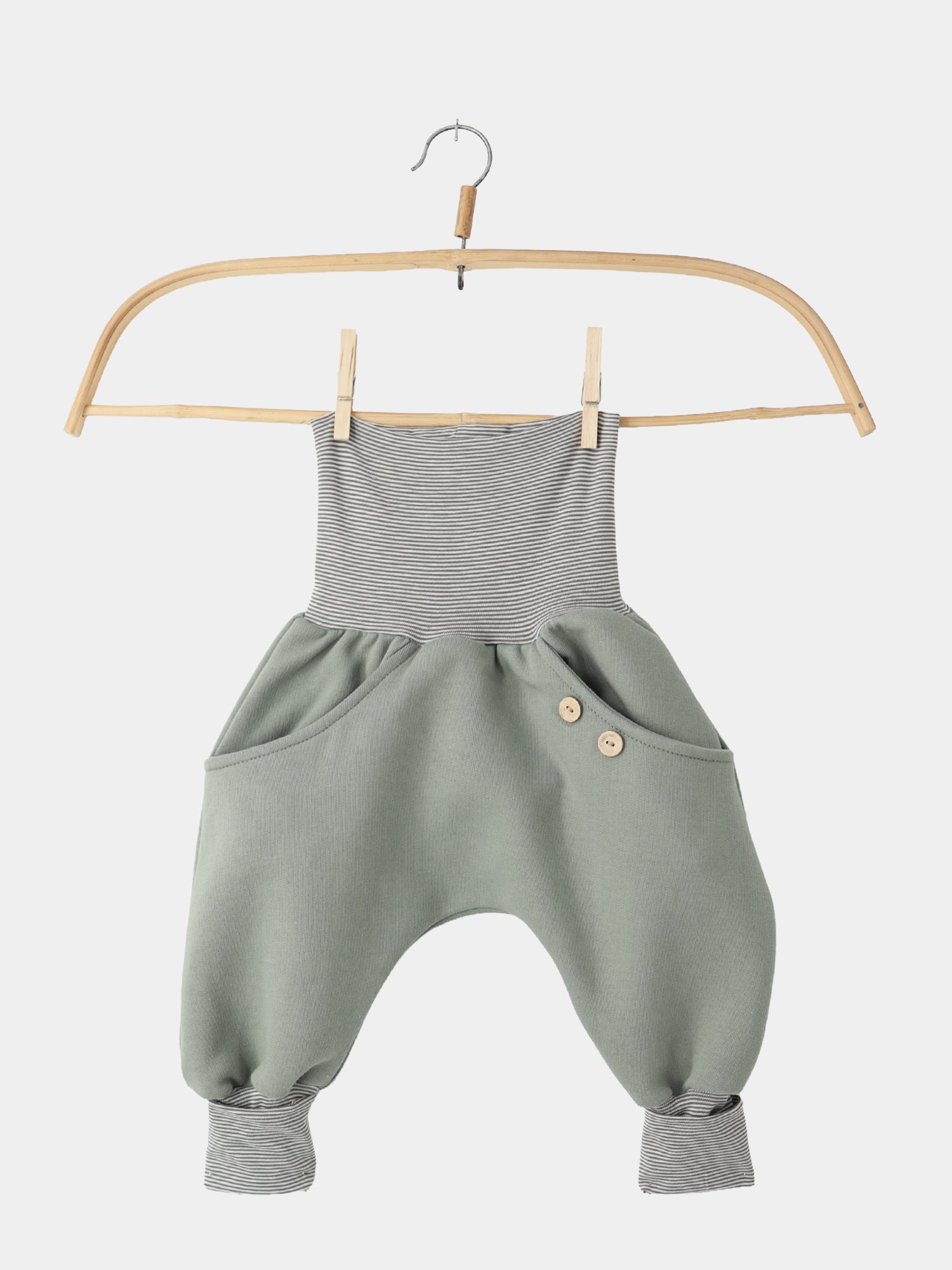 Knickerbocker Bio-Sweat mit Ringelbündchen - Aqua: Harem-Hose für Babys, aus grünem Bio-Sweat mit grau-weiß gestreiftem Bund, Holzknöpfen an den Taschen. Ideal für Bewegungsfreiheit und Komfort. Fair produziert in Berlin.
