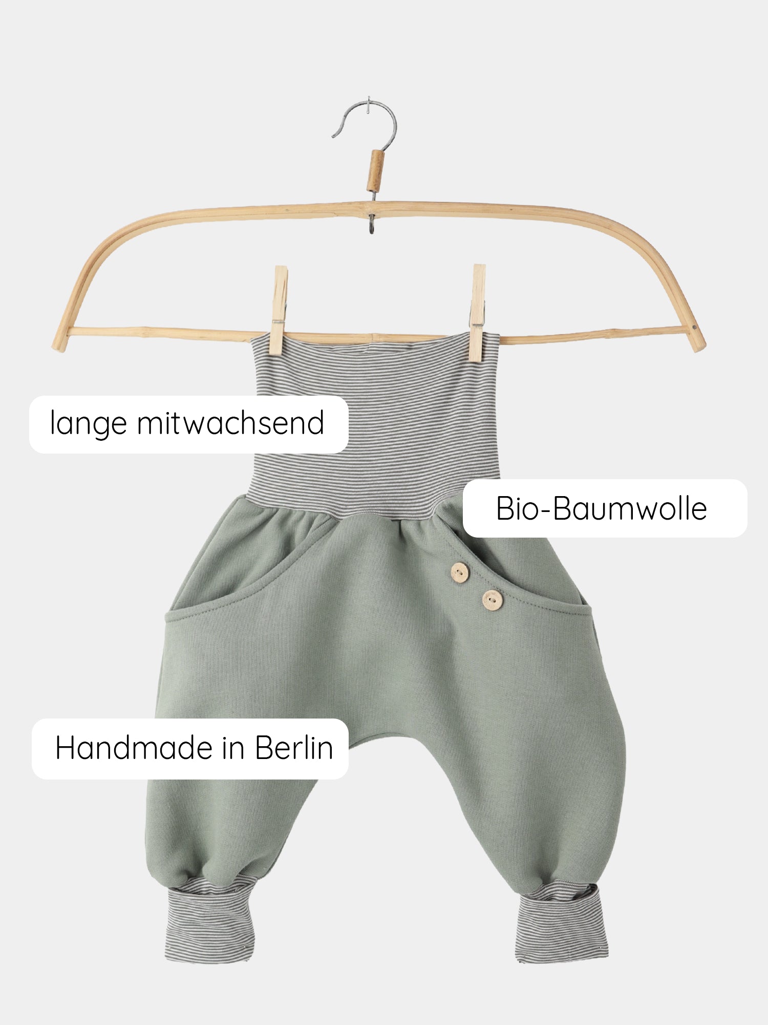 Knickerbocker Bio-Sweat mit Ringelbündchen - Aqua, aus Bio-Baumwolle, mit harem-ähnlichem Schnitt, grauen Ringelbündchen, zwei Holzknöpfen, aufgesetzten Taschen, handgefertigt in Berlin für Bewegungsfreiheit und Komfort.