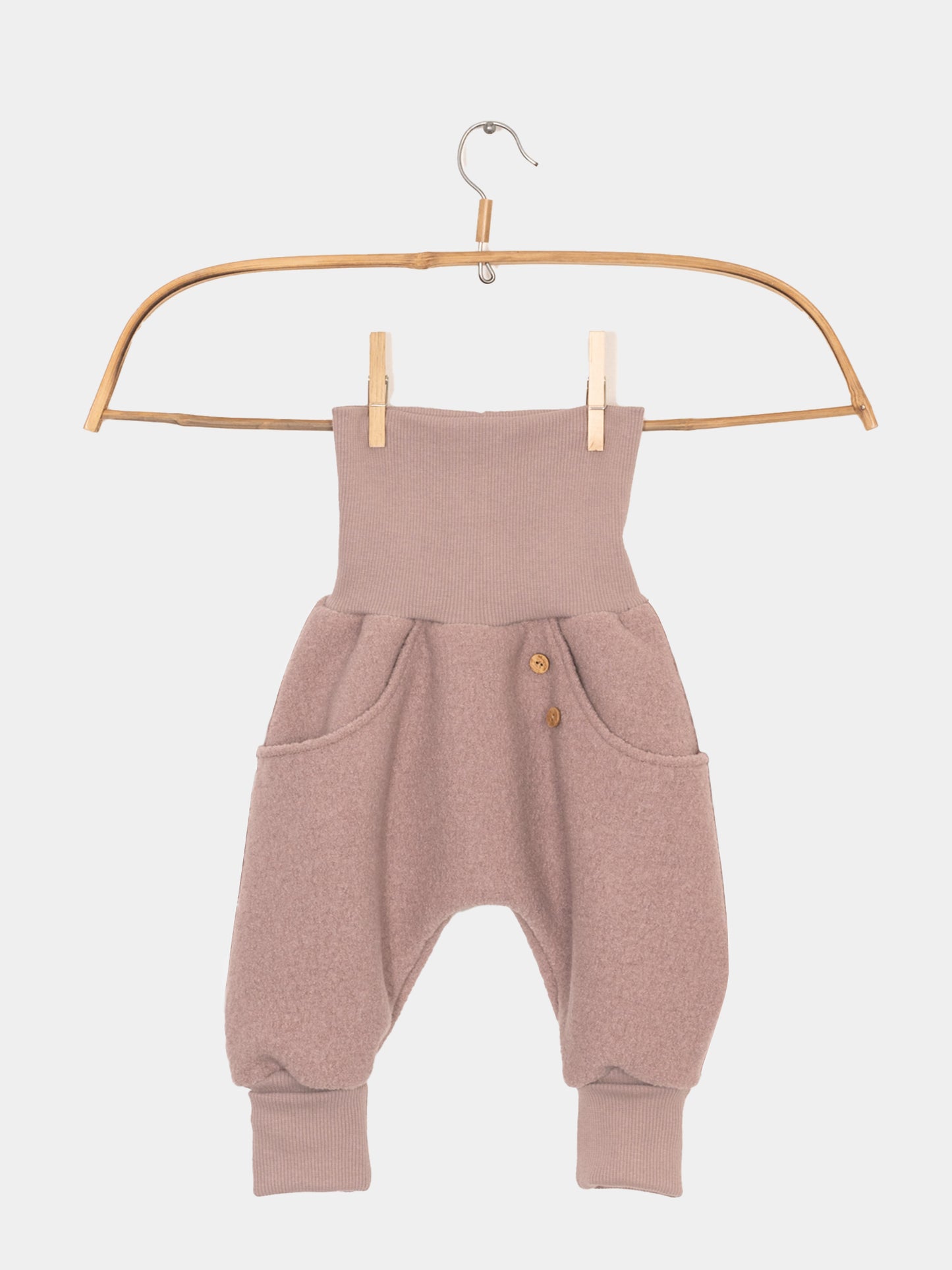Knickerbocker Wollwalk - Puder: Rosa mitwachsende Kinderhose mit Kängurutaschen, Wollwalkstoff auf Wäscheleine, ideal für kaltes Wetter. Unisex-Design, handgefertigt in Berlin, strapazierfähig und wetterfest.