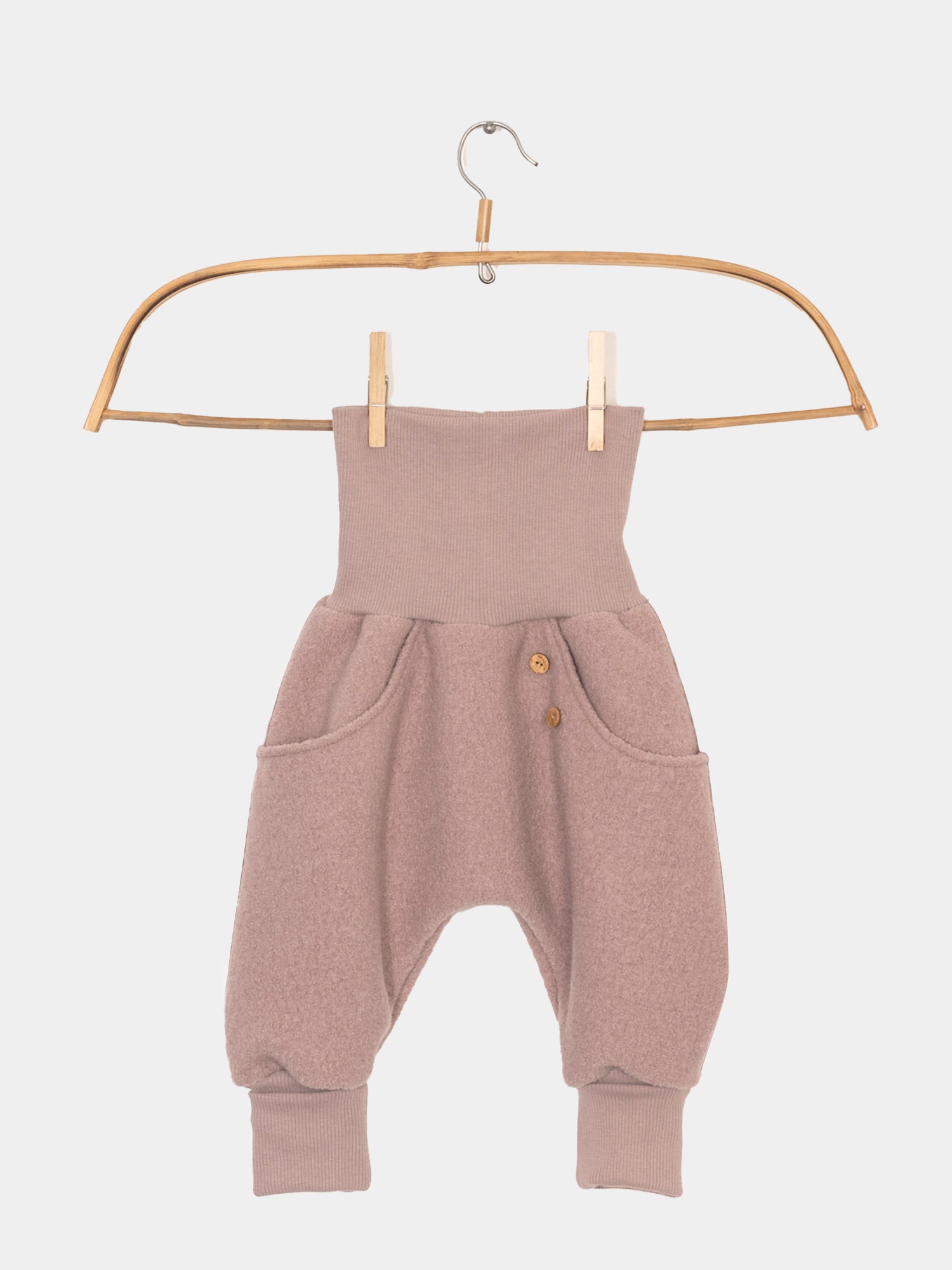 Knickerbocker Wollwalk - Puder: Rosa mitwachsende Kinderhose mit Kängurutaschen, Wollwalkstoff auf Wäscheleine, ideal für kaltes Wetter. Unisex-Design, handgefertigt in Berlin, strapazierfähig und wetterfest.