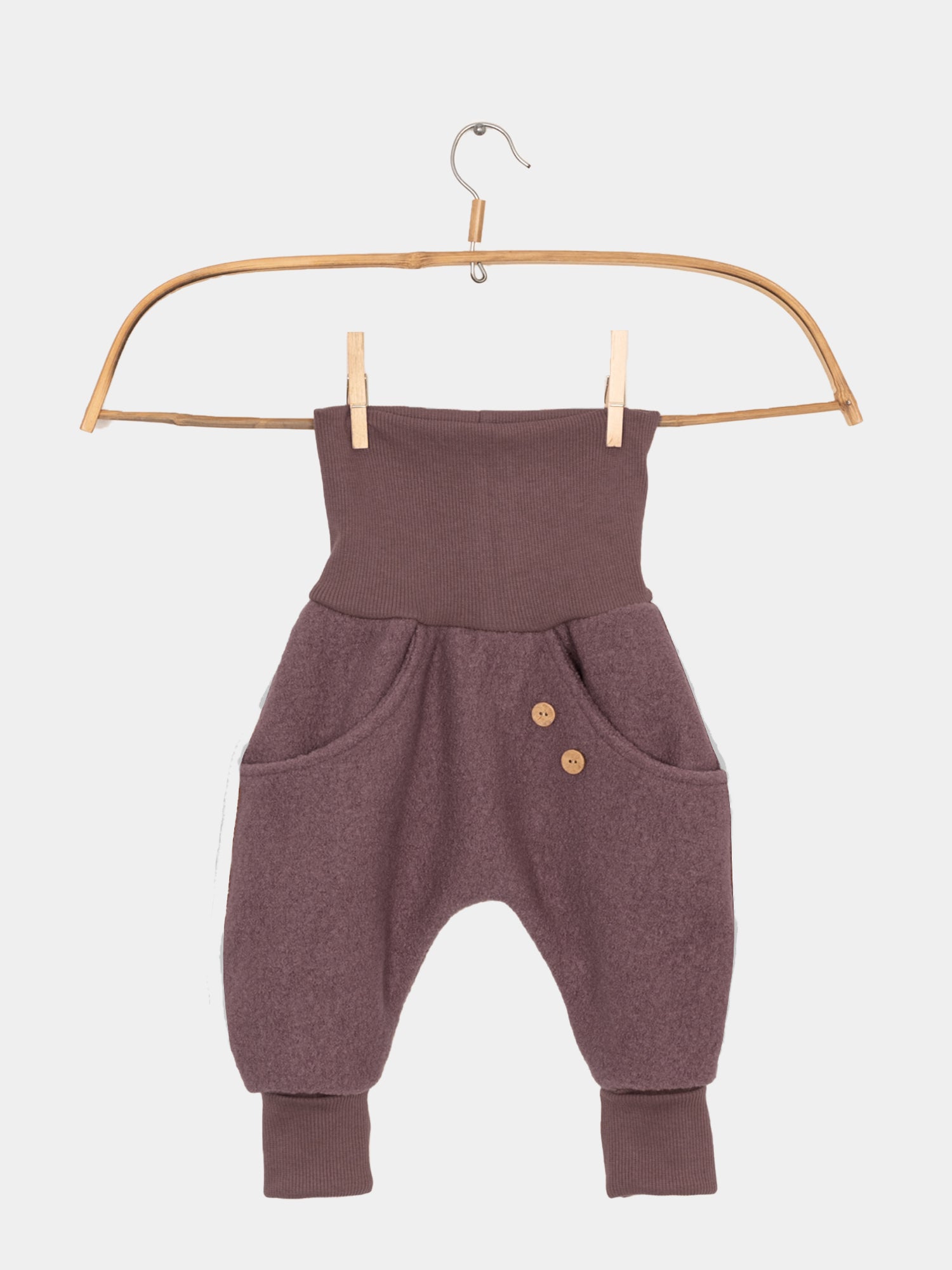 Knickerbocker Wollwalk - Malve auf einem Kleiderbügel, mit Kängurutaschen und Bio-Baumwollbündchen, ideal für kaltes Wetter, ungefüttert und unisex, handgefertigt in Berlin.