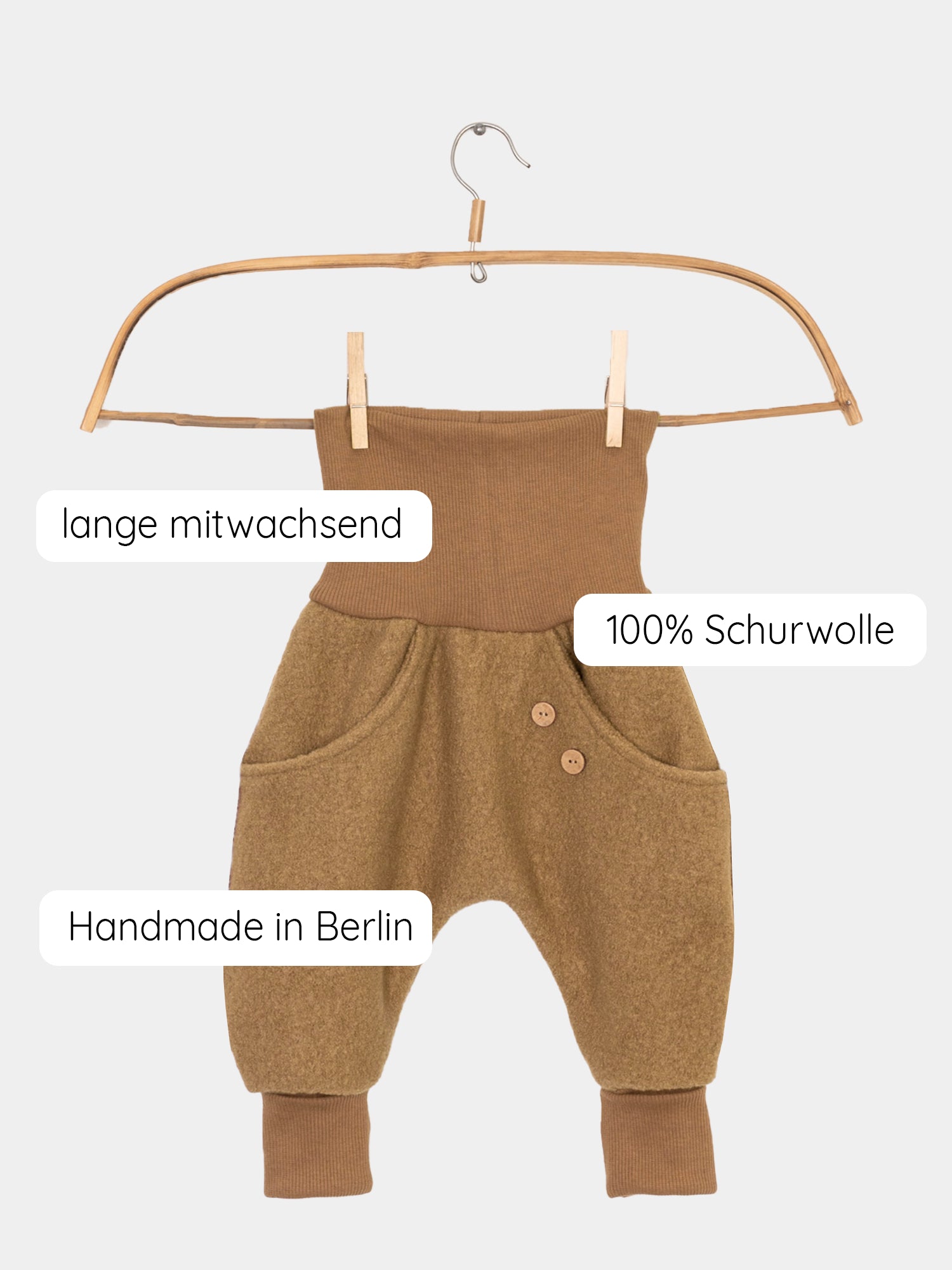 Knickerbocker Wollwalk - Kamel auf einem Kleiderbügel, aus braunem Wollwalk mit Kängurutaschen und Bio-Baumwollbündchen, ideal für kalte, nasse Tage, unisex Design, handgemacht in Berlin.