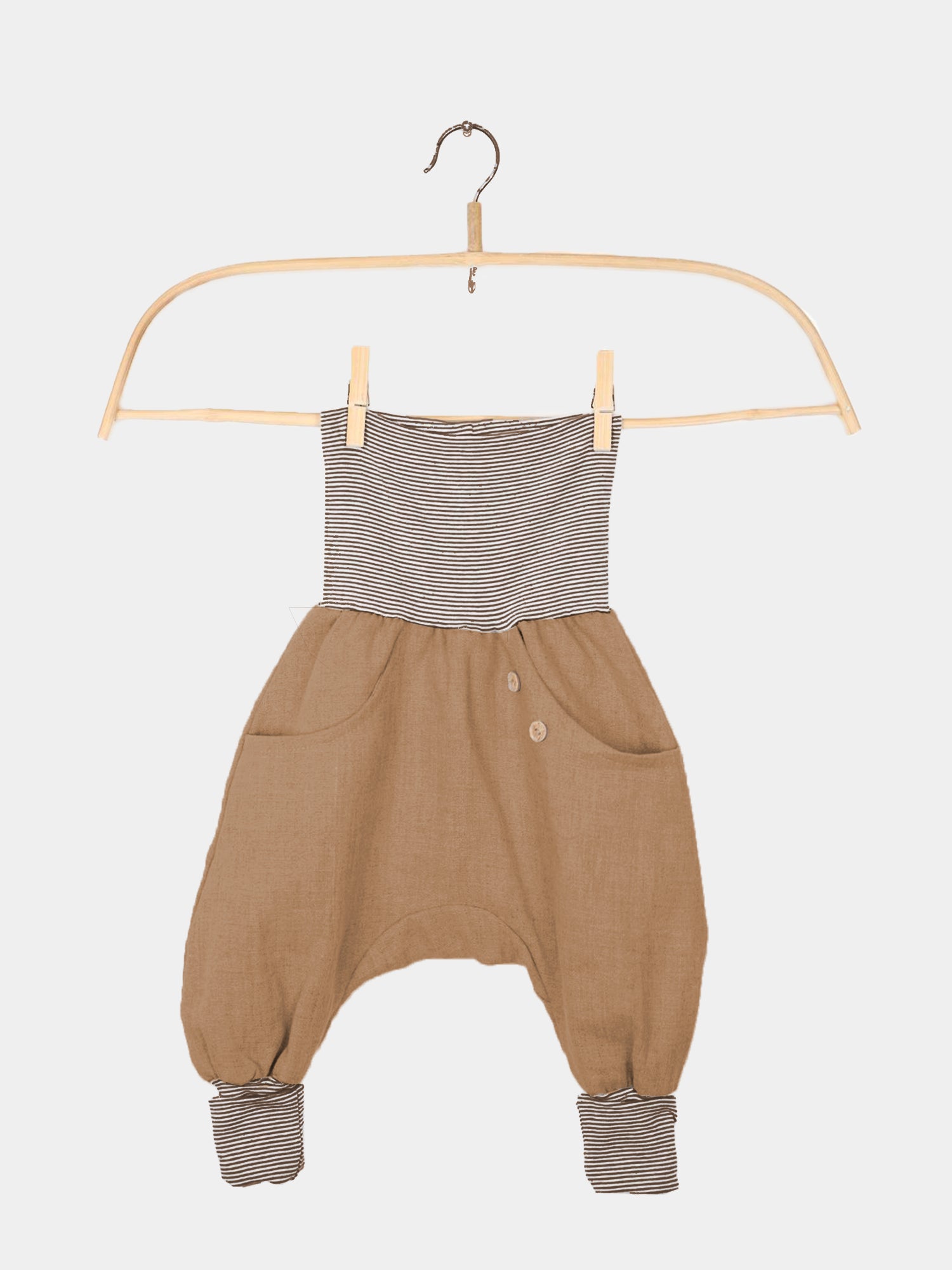 Knickerbocker Leinen - Weizen auf einem Kleiderbügel, mit markantem Streifenmuster und elastischen Bündchen. Ideal für heiße Tage, bietet Komfort und Langlebigkeit. Im Atelier in Berlin gefertigt.