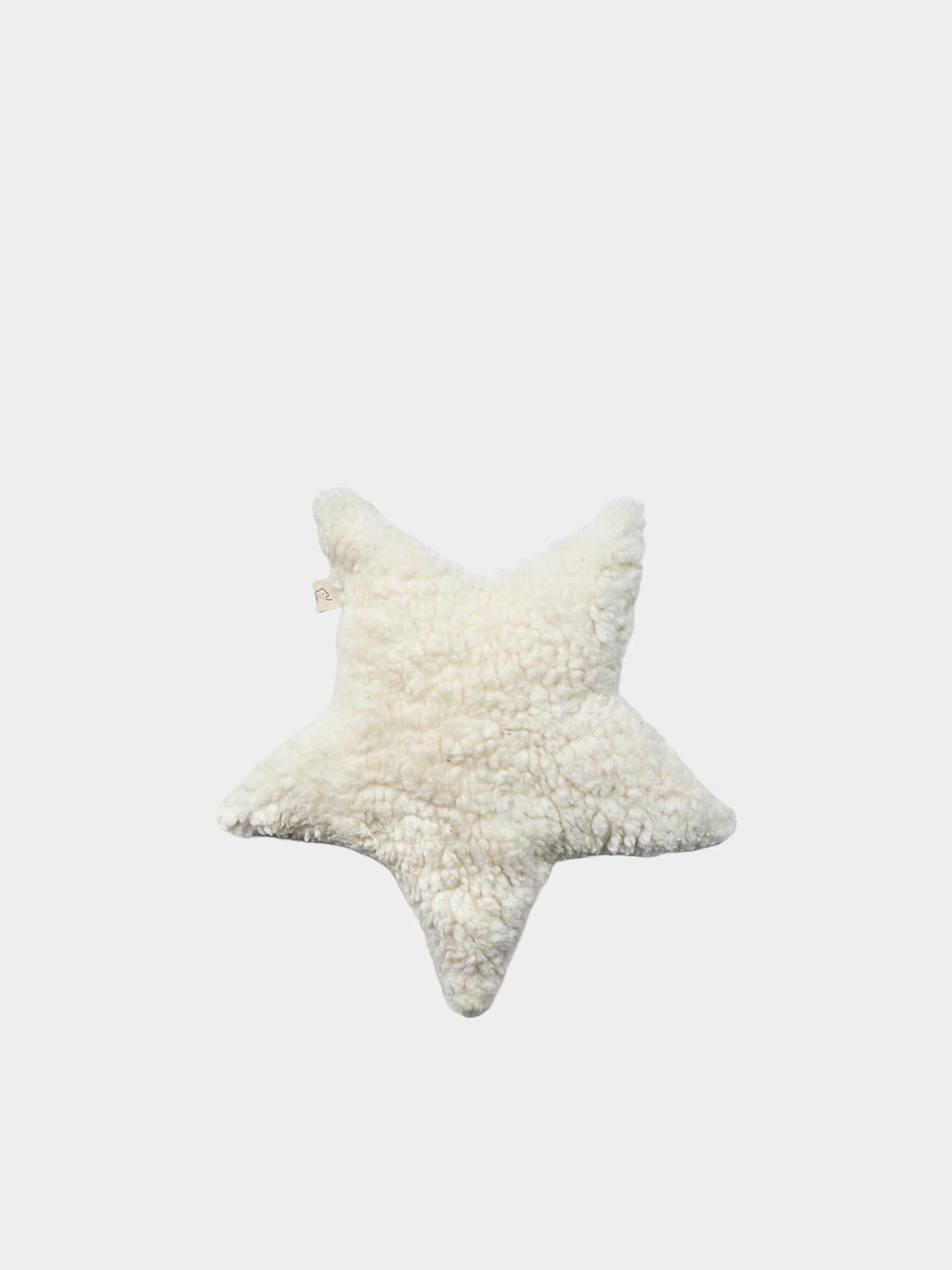 Kleiner Kuschelstern Bio-Teddy - Natur, ein weißer, sternförmiger Kissen aus 100% Bio-Baumwolle, handgenäht aus Stoffresten in Berlin, ideal für Kinder und als nachhaltiges Geschenk zur Geburt