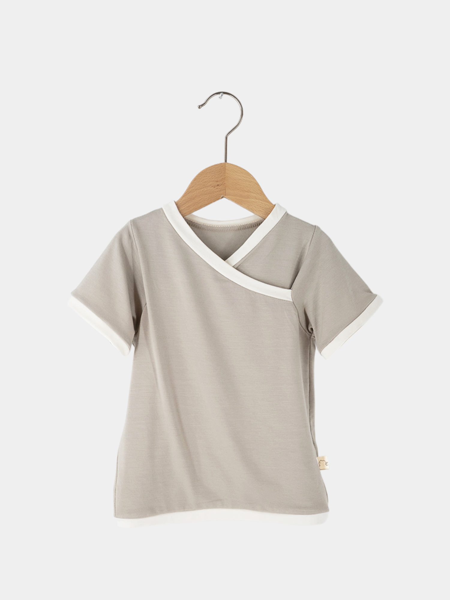 Kurzes Wickelshirt Bambusviskose - Stein auf einem Kleiderbügel, perfekt für Sommer, mit Wickelausschnitt, geeignet für 2-3 Jahre. Handgenäht in Berlin, antibakteriell und schnell trocknend.