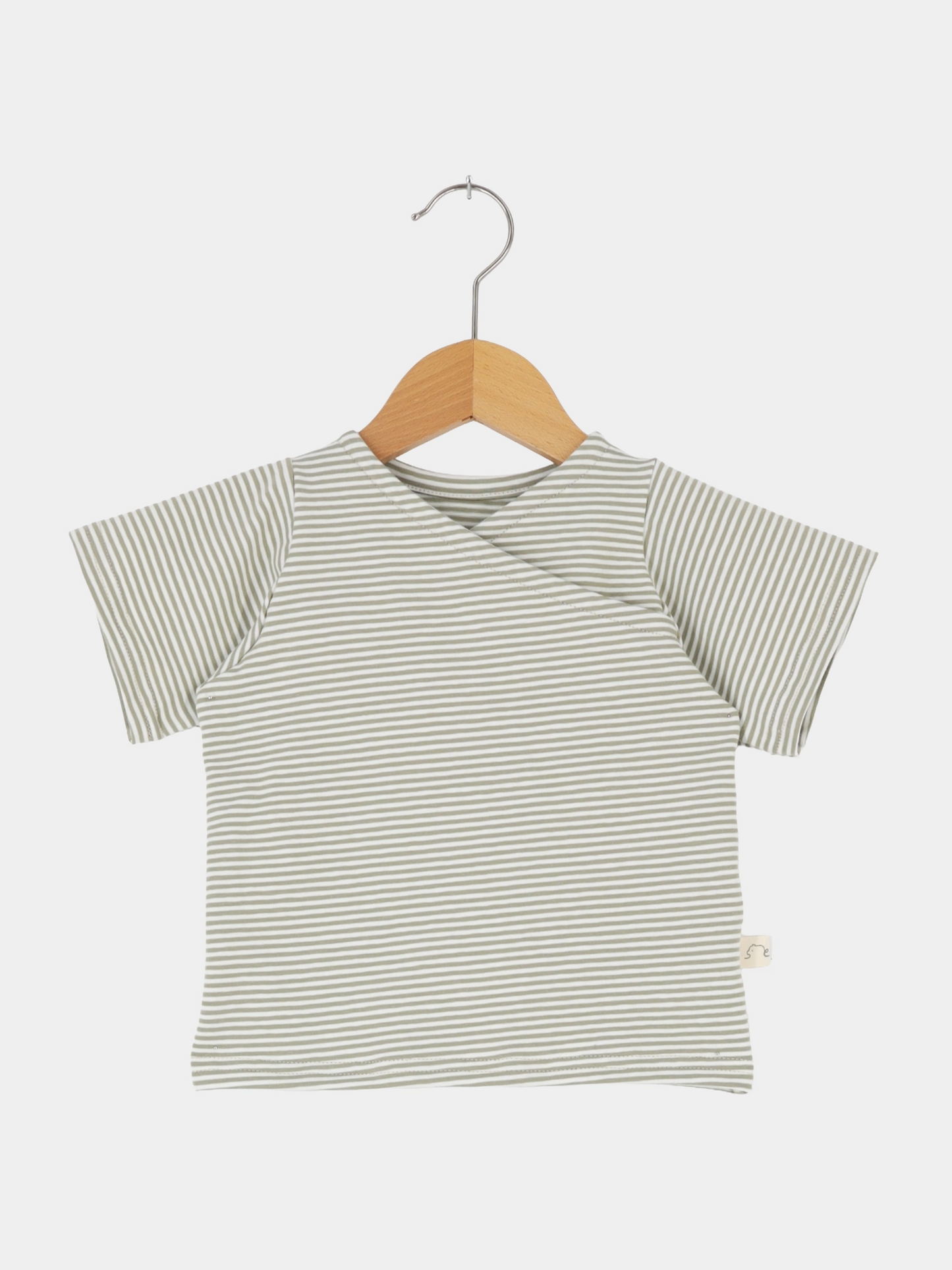 Kurzärmeliges Wickelshirt Baumwolle - Ringel Salbei mit feinen, horizontalen Streifen in Grau und Weiß, auf Holzkleiderbügel präsentiert. Kimono-Stil Vorderseite, ideal für Sommeroutfits.