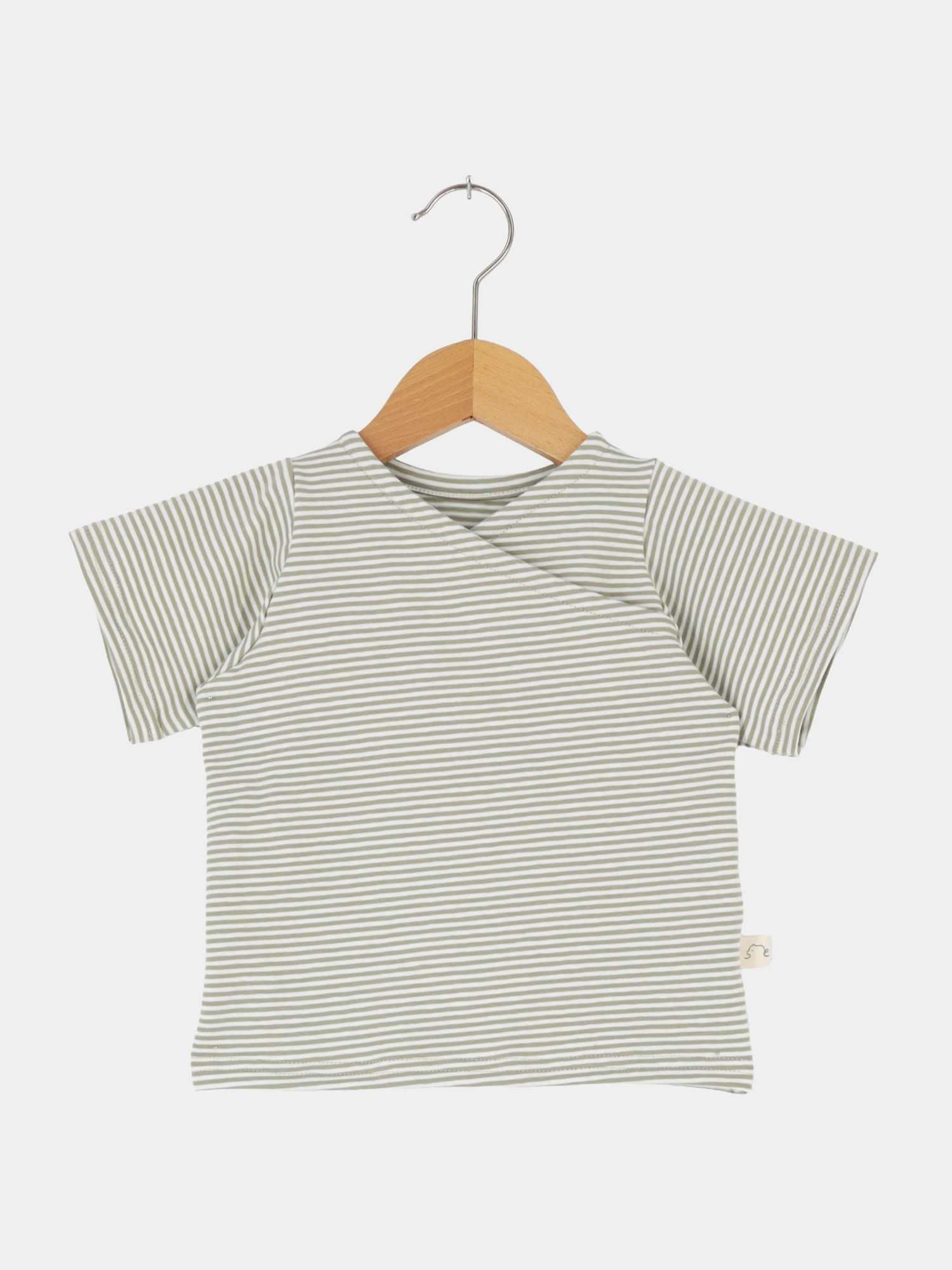 Kurzärmeliges Wickelshirt Baumwolle - Ringel Salbei mit feinen, horizontalen Streifen in Grau und Weiß, auf Holzkleiderbügel präsentiert. Kimono-Stil Vorderseite, ideal für Sommeroutfits.