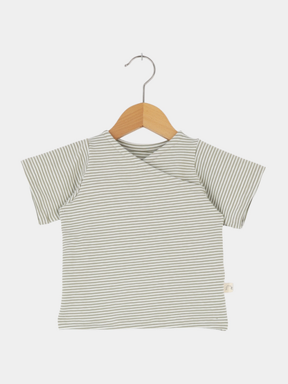 Kurzärmeliges Wickelshirt Baumwolle - Ringel Salbei mit feinen, horizontalen Streifen in Grau und Weiß, auf Holzkleiderbügel präsentiert. Kimono-Stil Vorderseite, ideal für Sommeroutfits.