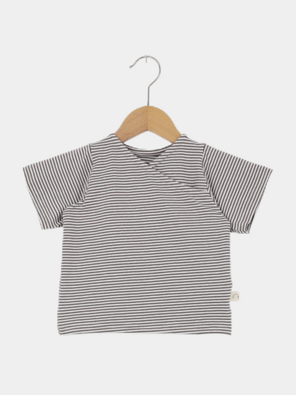 Kurzes Wickelshirt Baumwolle - Ringel Praline: Kurzärmeliges Shirt mit schmalen grauen und weißen Streifen, präsentiert auf einem Holzkleiderbügel. Ideal für Kinder, handgefertigt in Berlin aus atmungsaktiver Baumwolle.