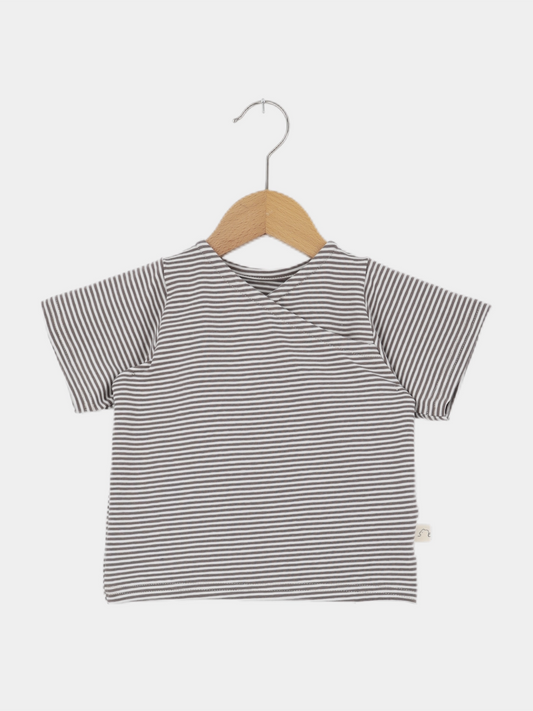 Kurzes Wickelshirt Baumwolle - Ringel Praline: Kurzärmeliges Shirt mit schmalen grauen und weißen Streifen, präsentiert auf einem Holzkleiderbügel. Ideal für Kinder, handgefertigt in Berlin aus atmungsaktiver Baumwolle.