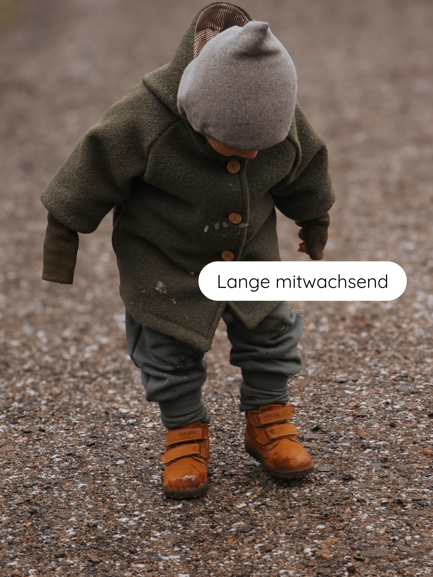 Kind trägt Knickerbocker Bio-Sweat - Taube, locker geschnittene Hose aus weichem, atmungsaktivem Bio-Sweatstoff mit elastischem Bund, ideal für Spielplatz und Kita, kombiniert mit bequemer Outdoor-Kleidung.
